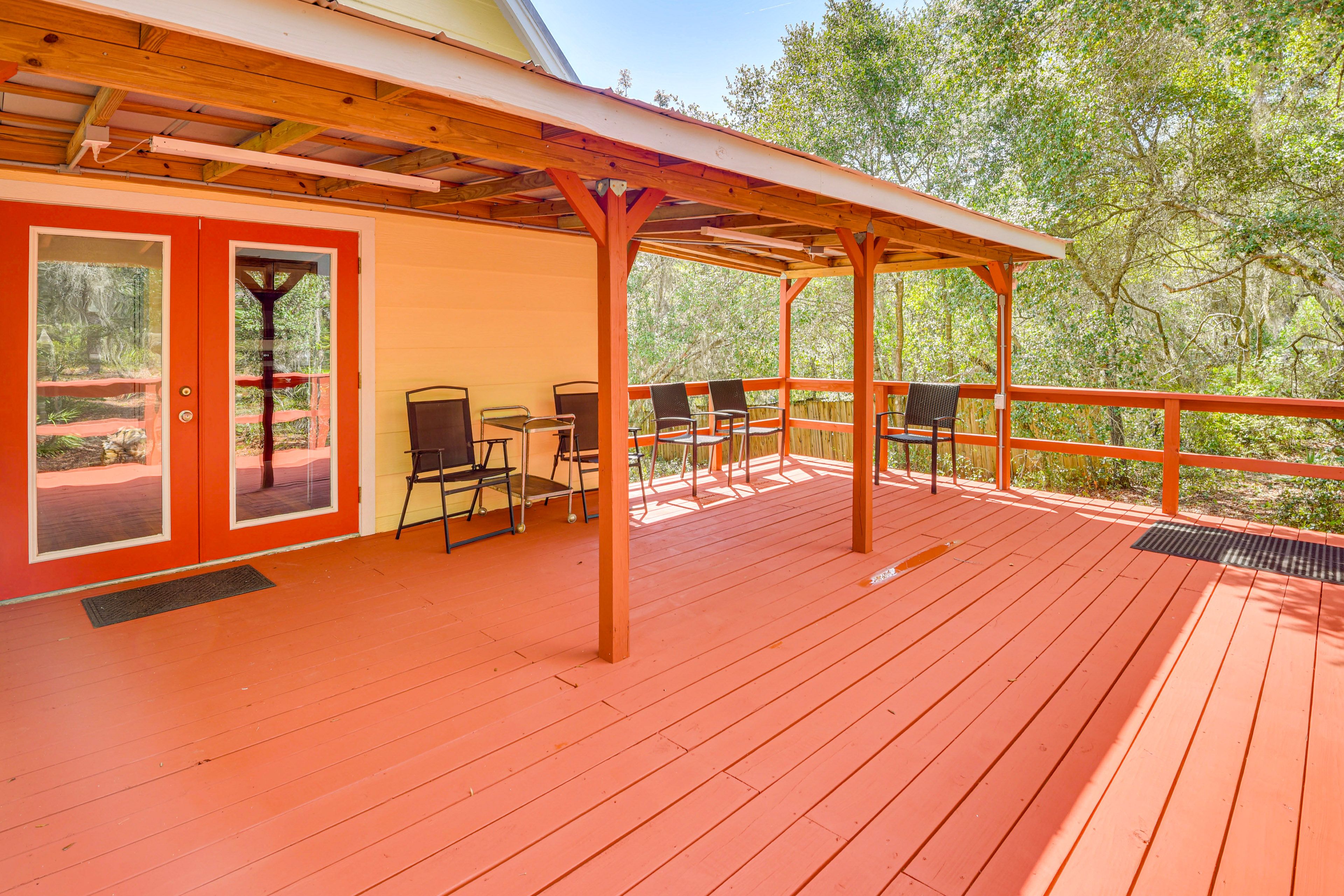 Furnished Deck | 2-Story Cabin | 3 Mi to Silver Glen Springs