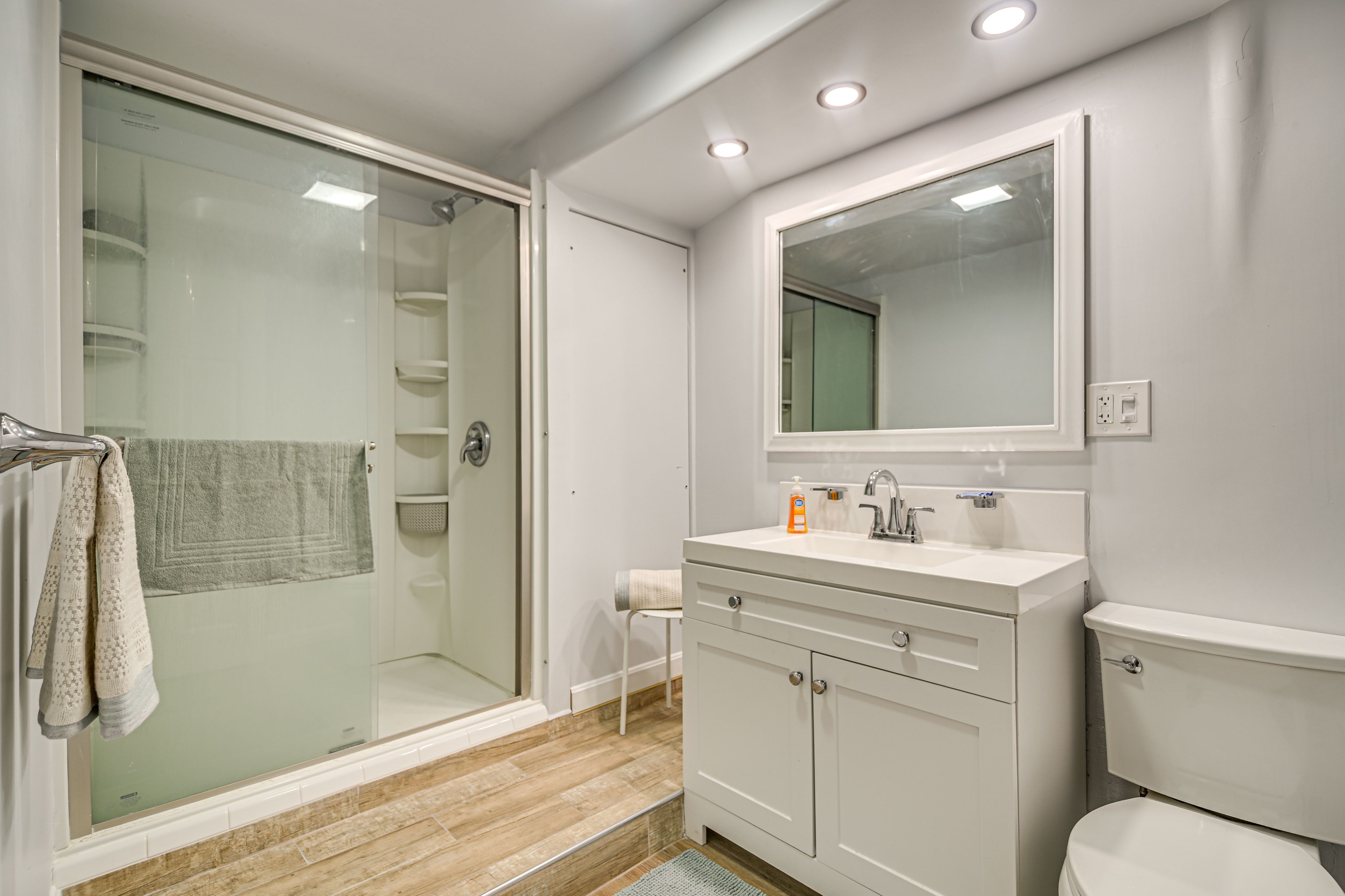 Full Bathroom | Towels Provided