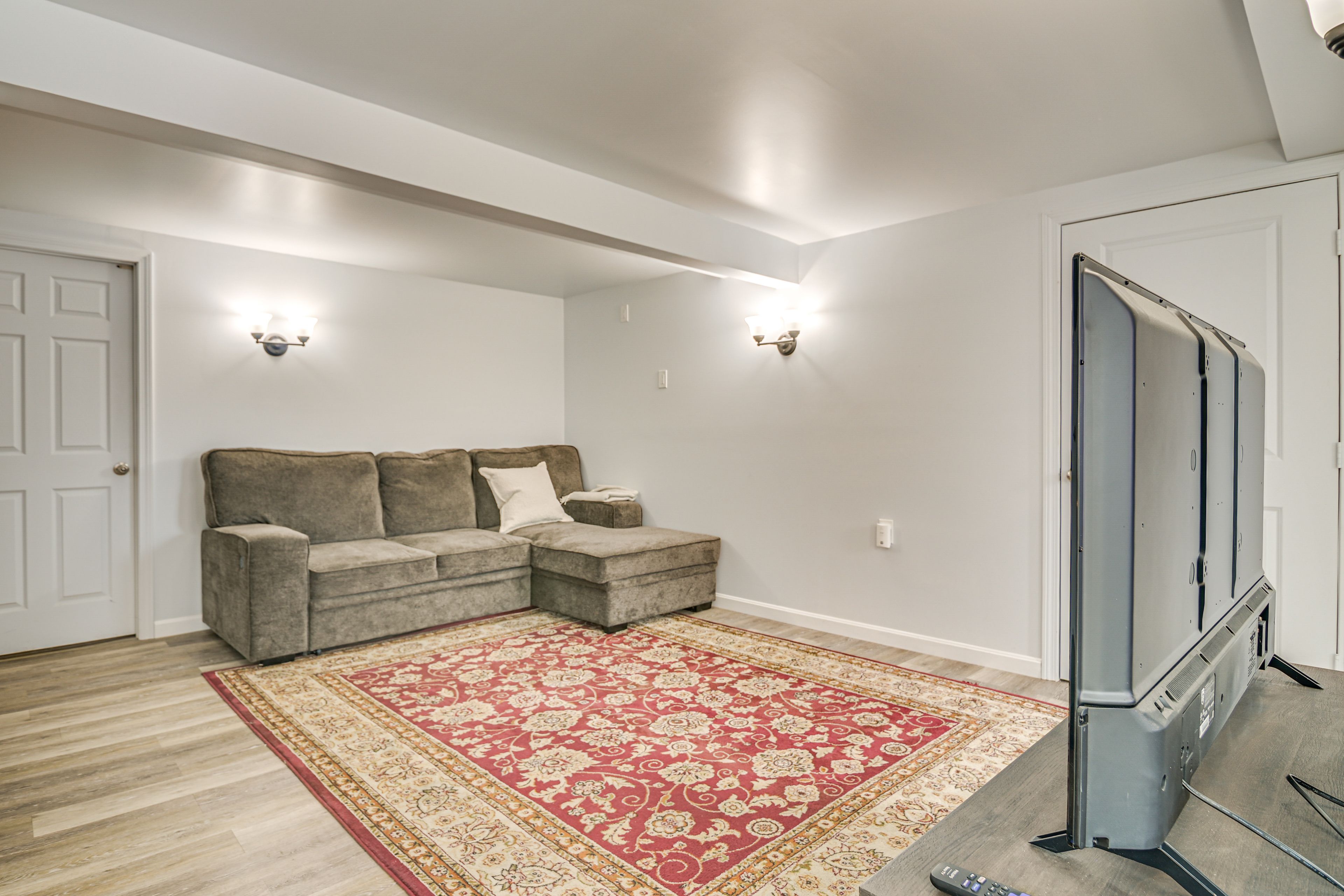 Living Room | King Sleeper Sofa | Smart TV | 1 Interior Step