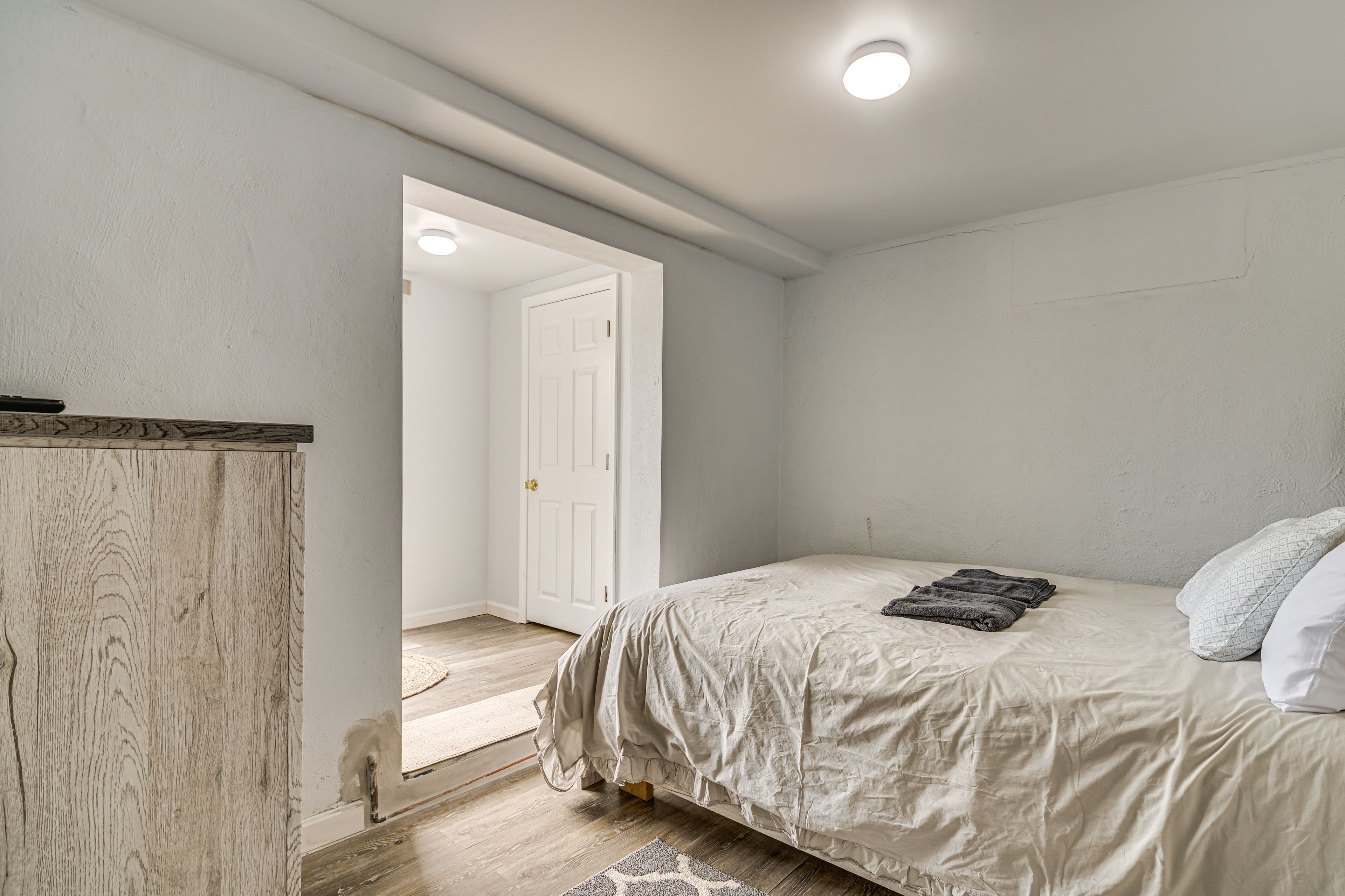 Bedroom | Queen Bed | Linens Provided