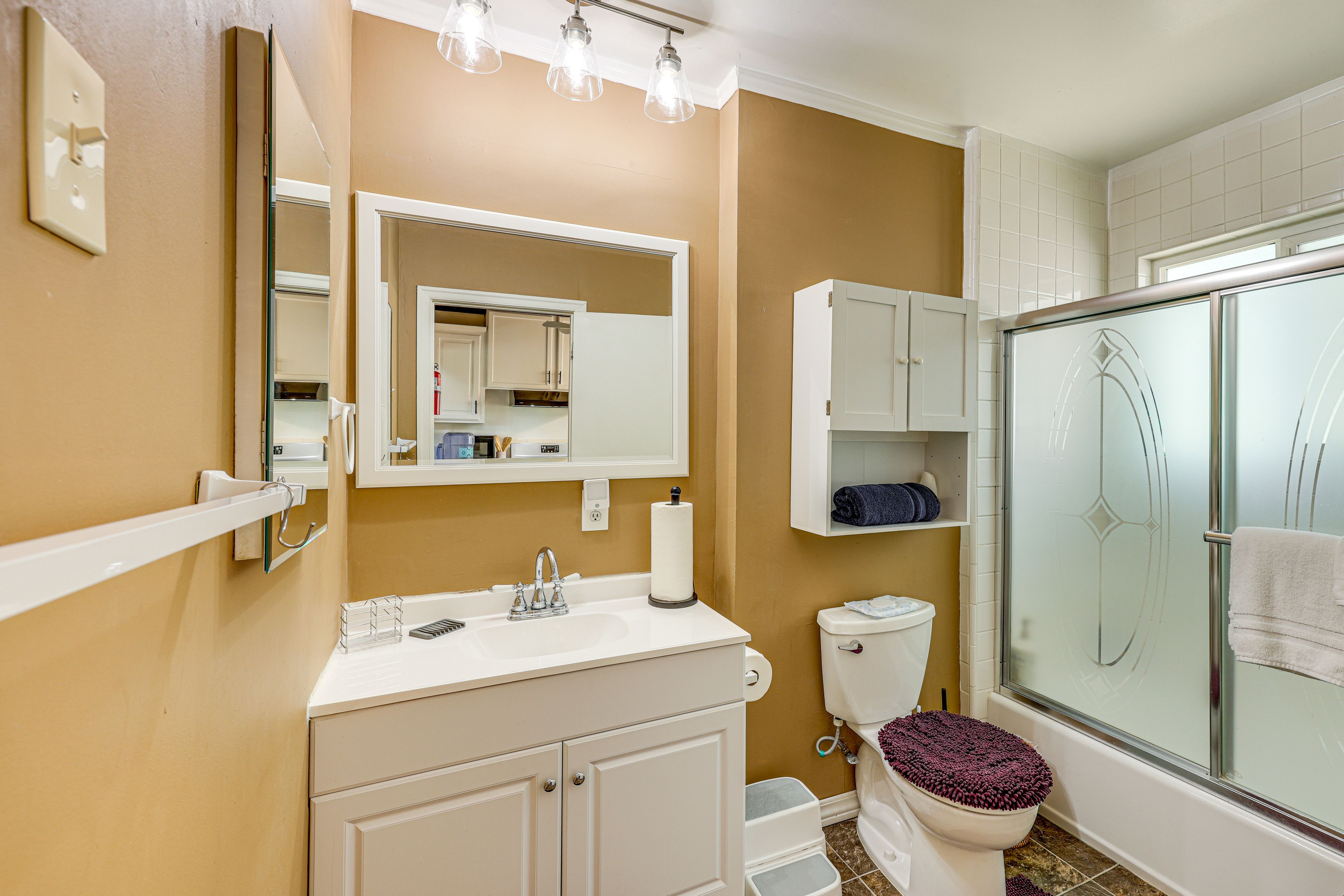 Full Bathroom | Upper Level | Towels & Complimentary Toiletries Provided