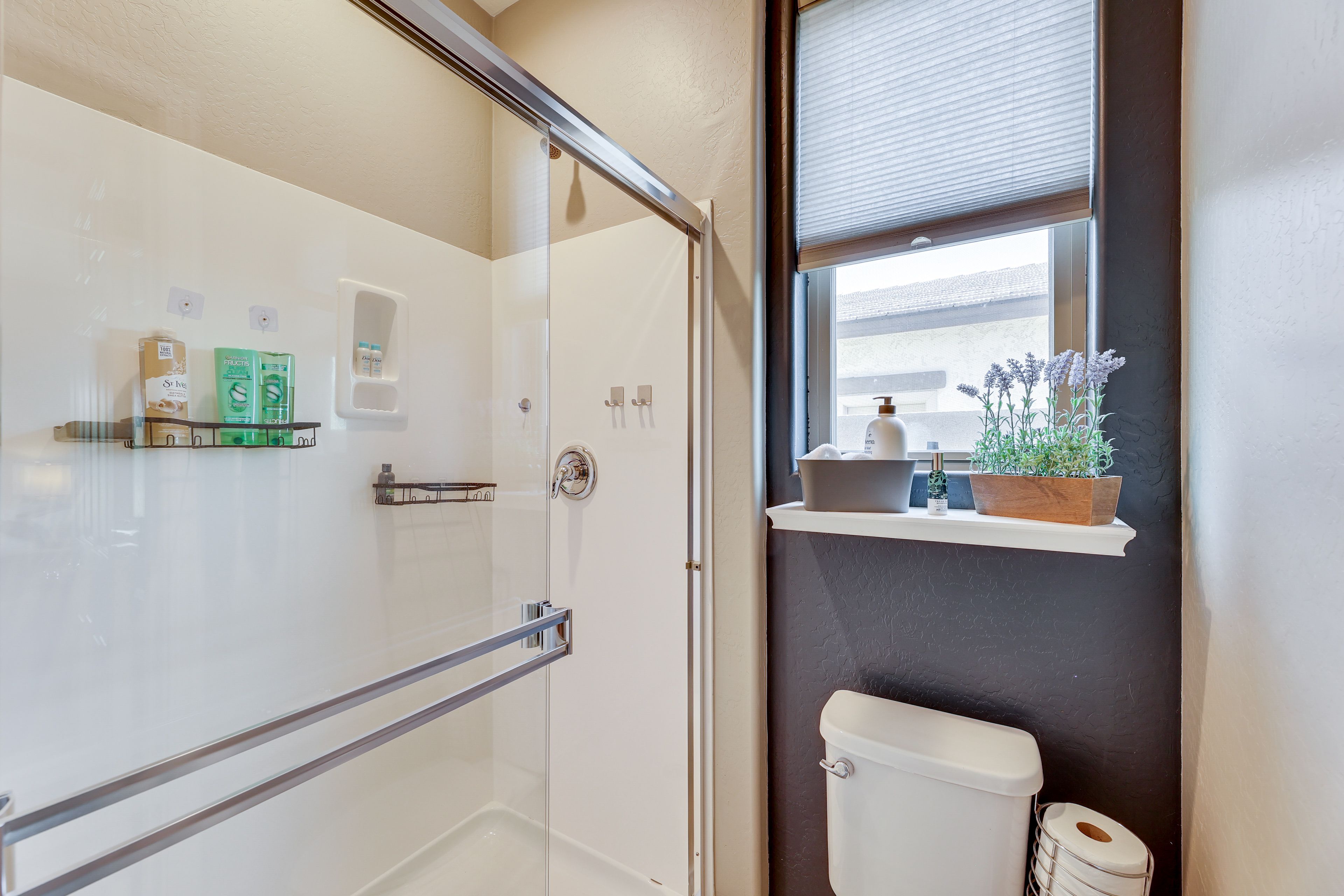 Full Bathroom | 1st Floor | Towels Provided