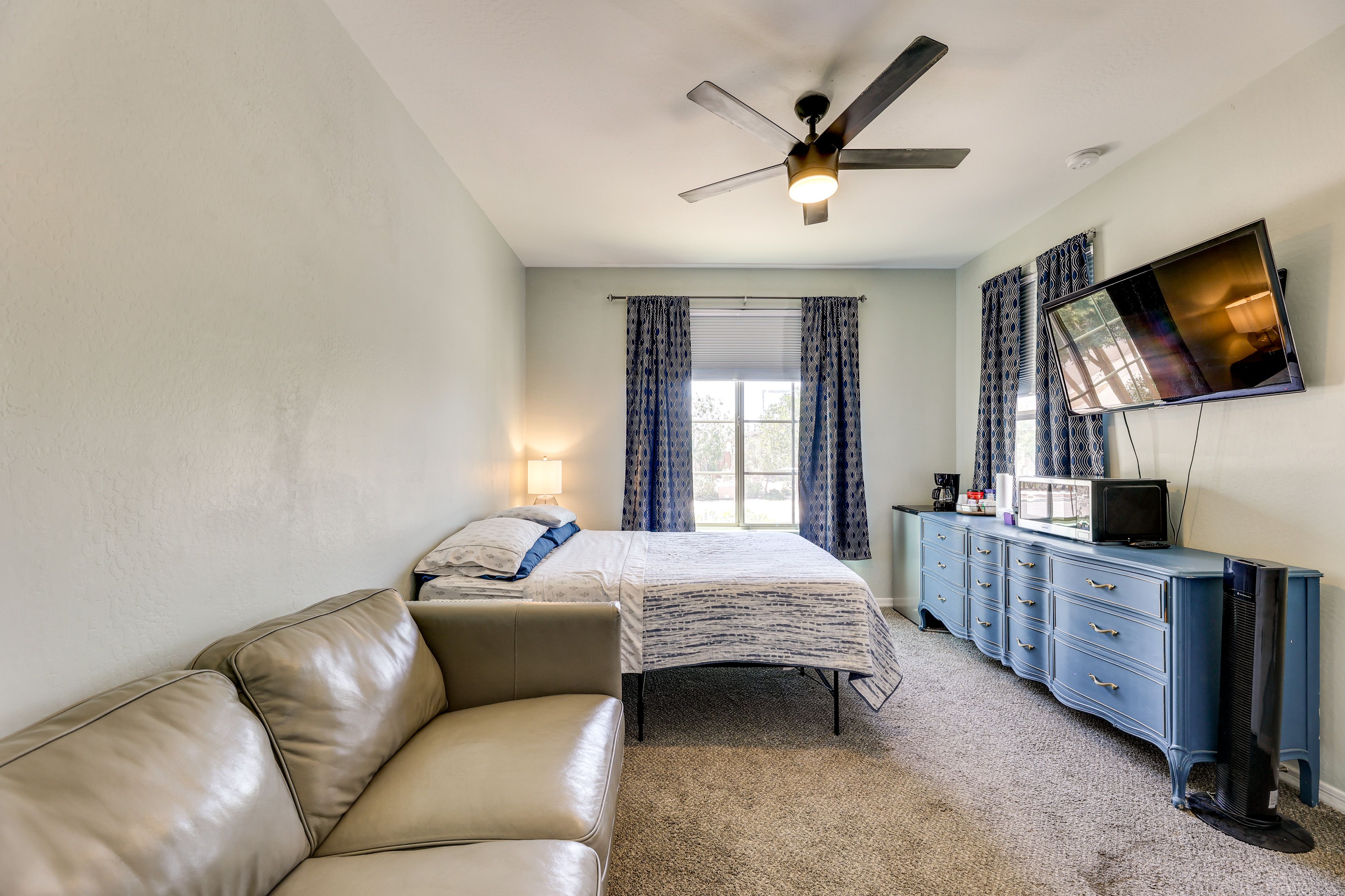 Bedroom 1 | 1st Floor | Queen Bed | Smart TV