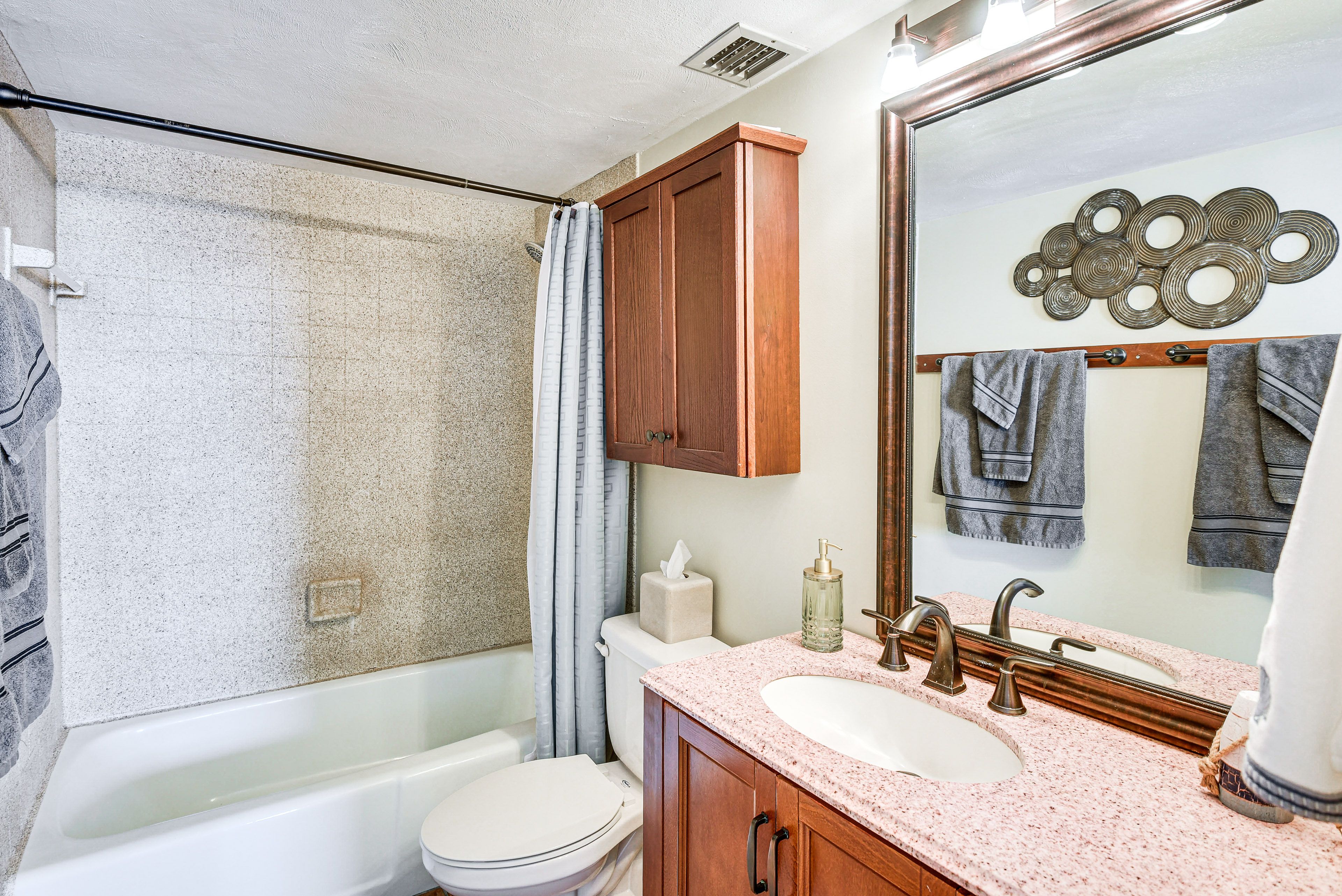 Full Bathroom | Towels Provided