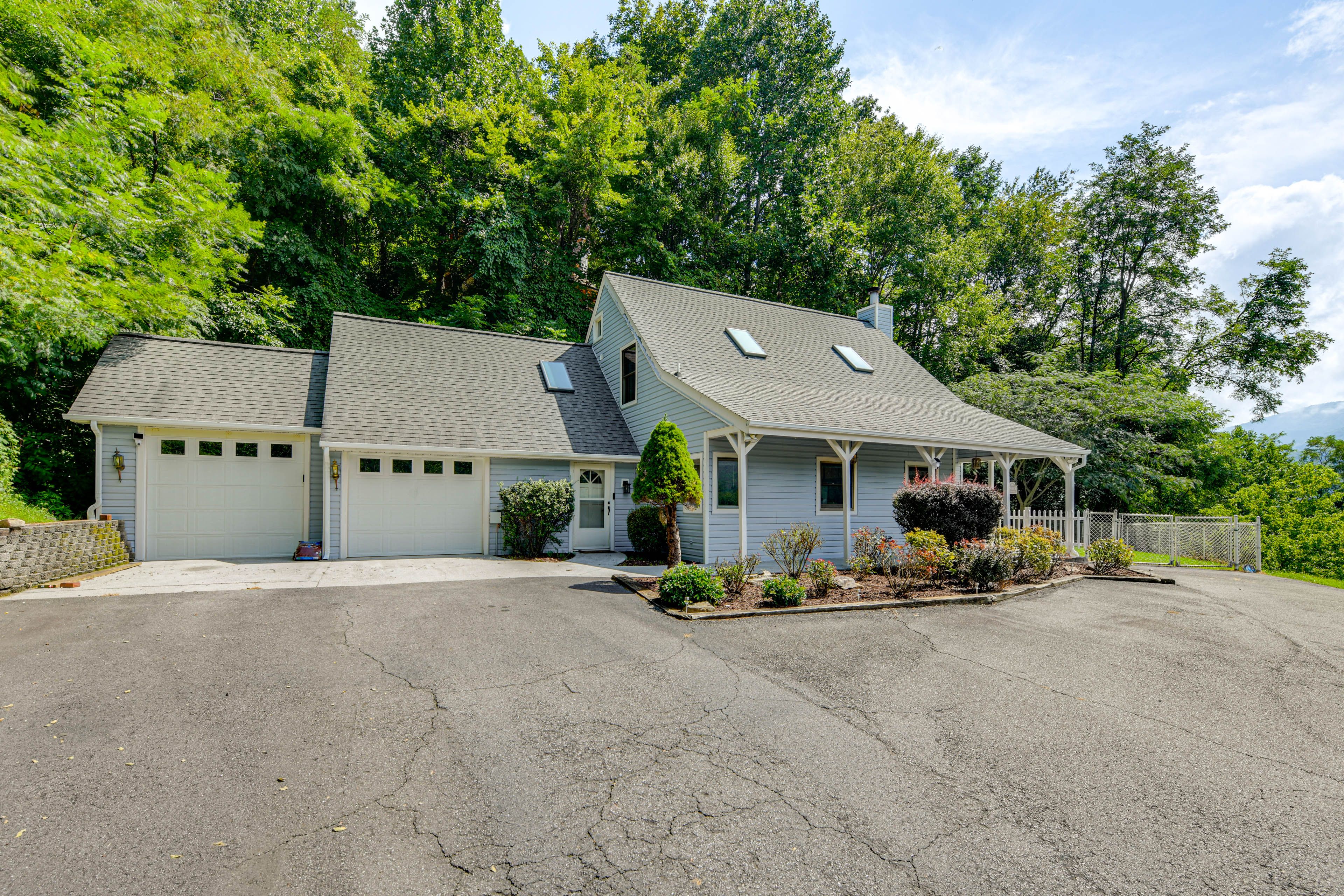 Parking | Garage (1 Vehicle) | Driveway (3 Vehicles)