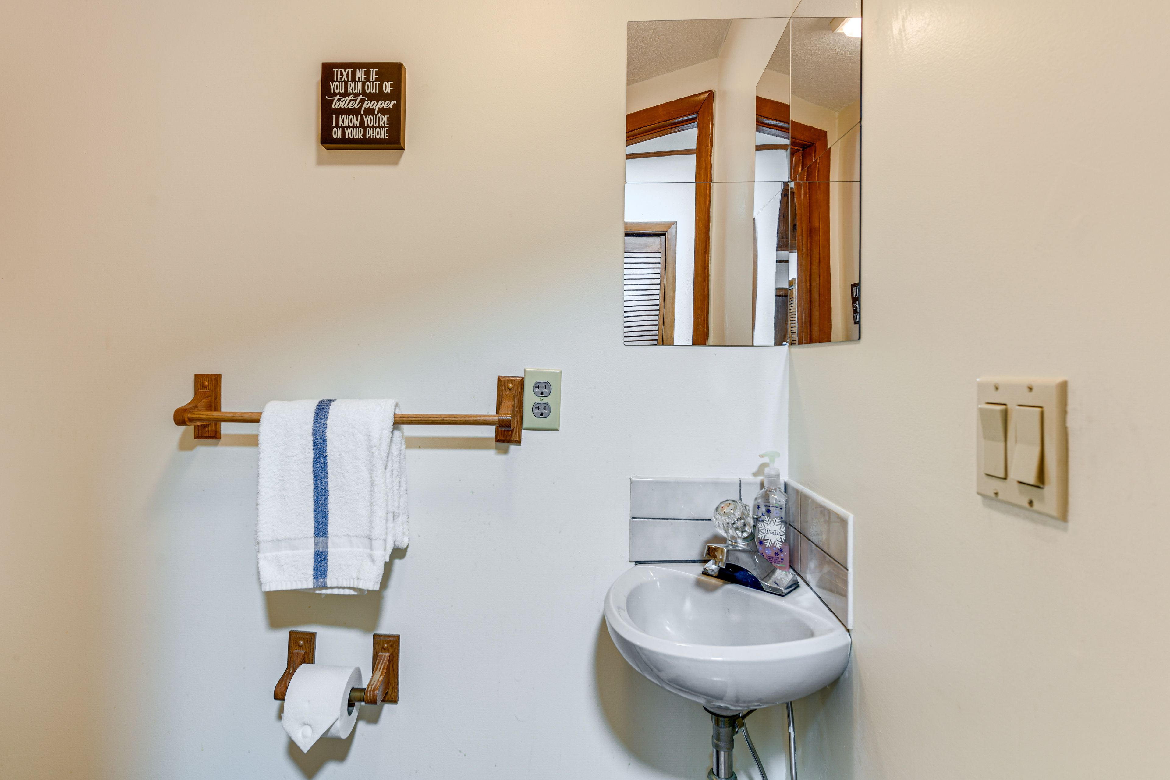 Half Bathroom | 1st Floor | Complimentary Toiletries | Towels Provided