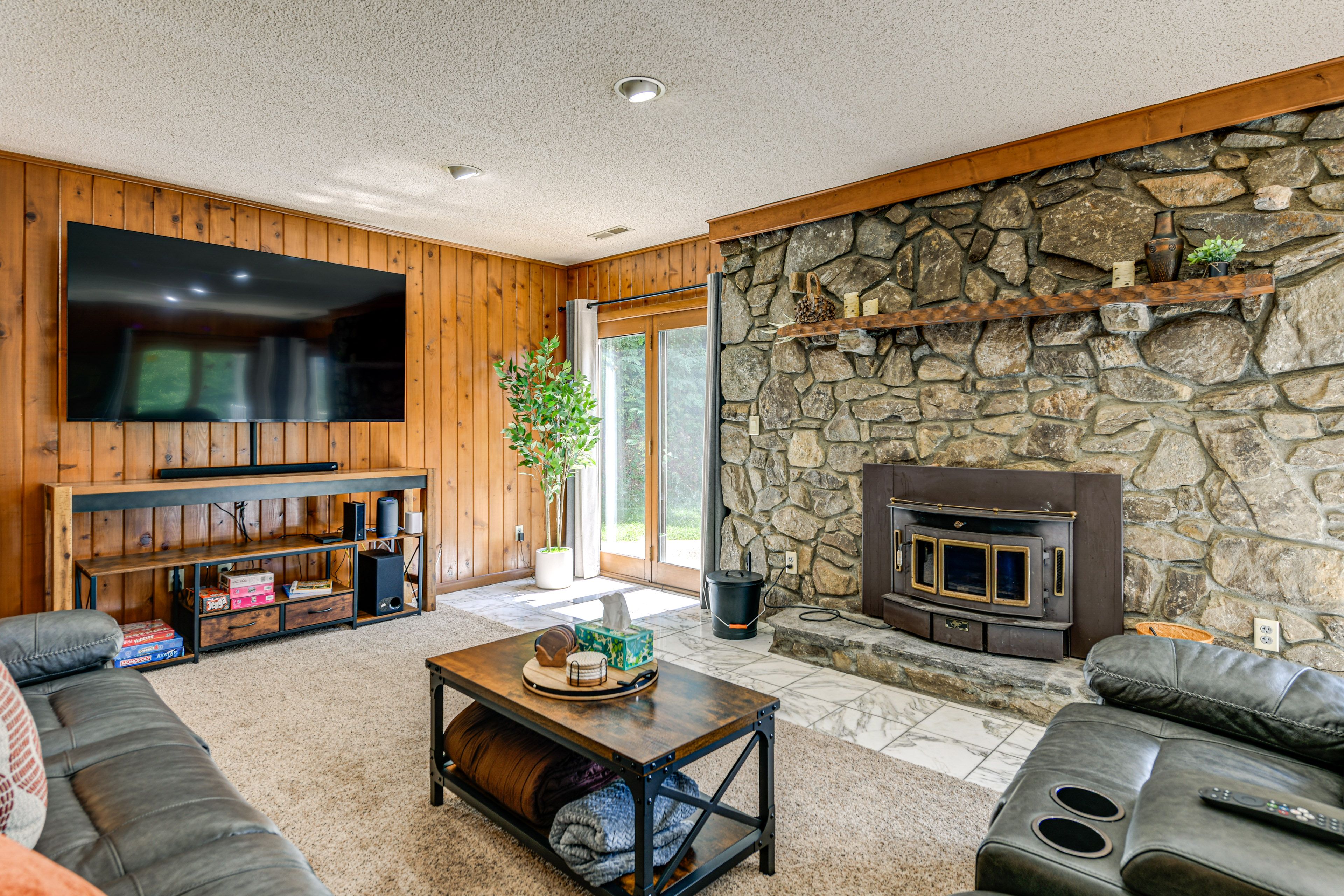 Living Room | 1st Floor | Smart TV | Central Heating & A/C | Free WiFi