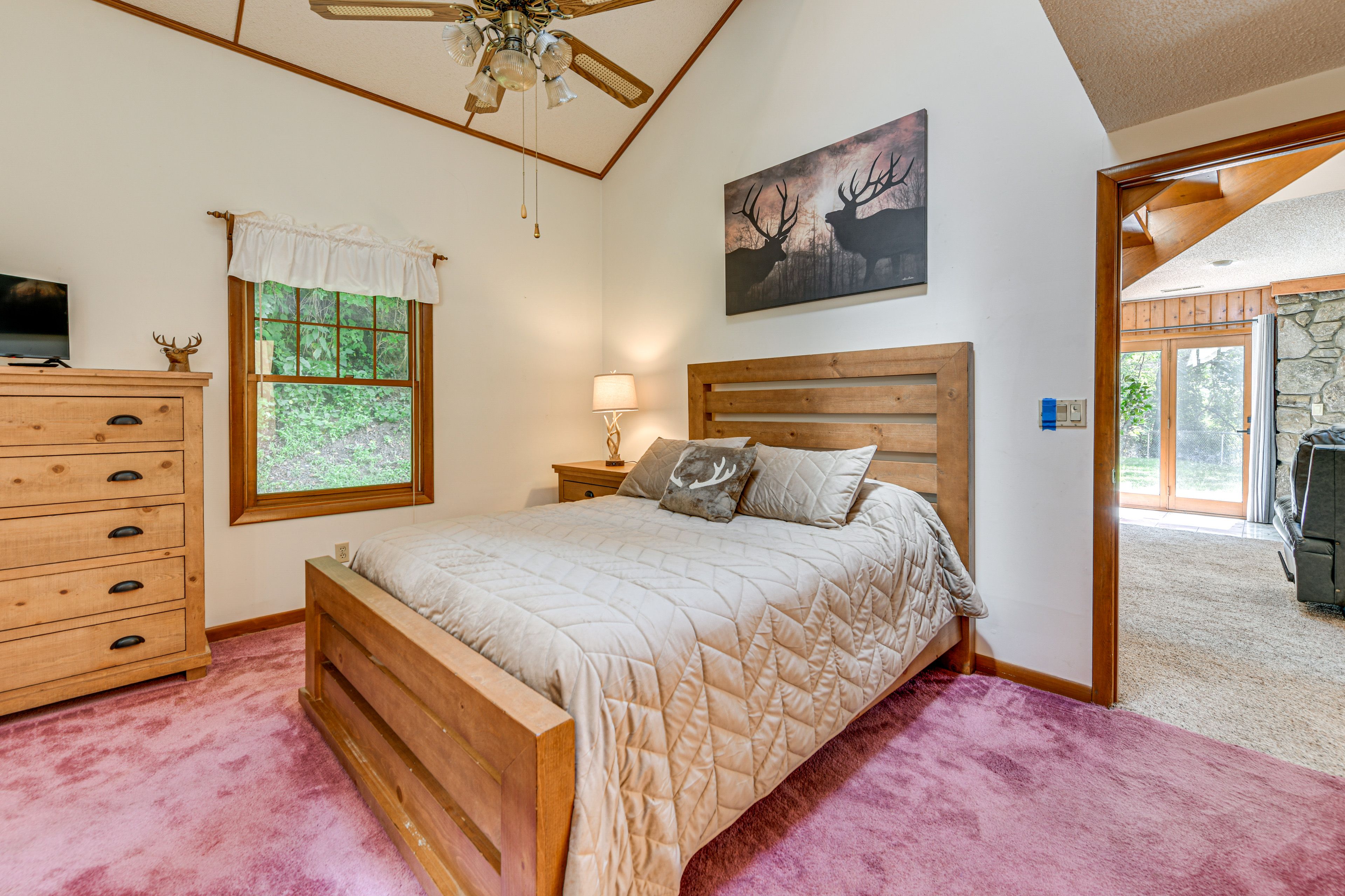Bedroom 1 | 1st Floor | Queen Bed | Workspace | Loft | En-Suite Bathroom