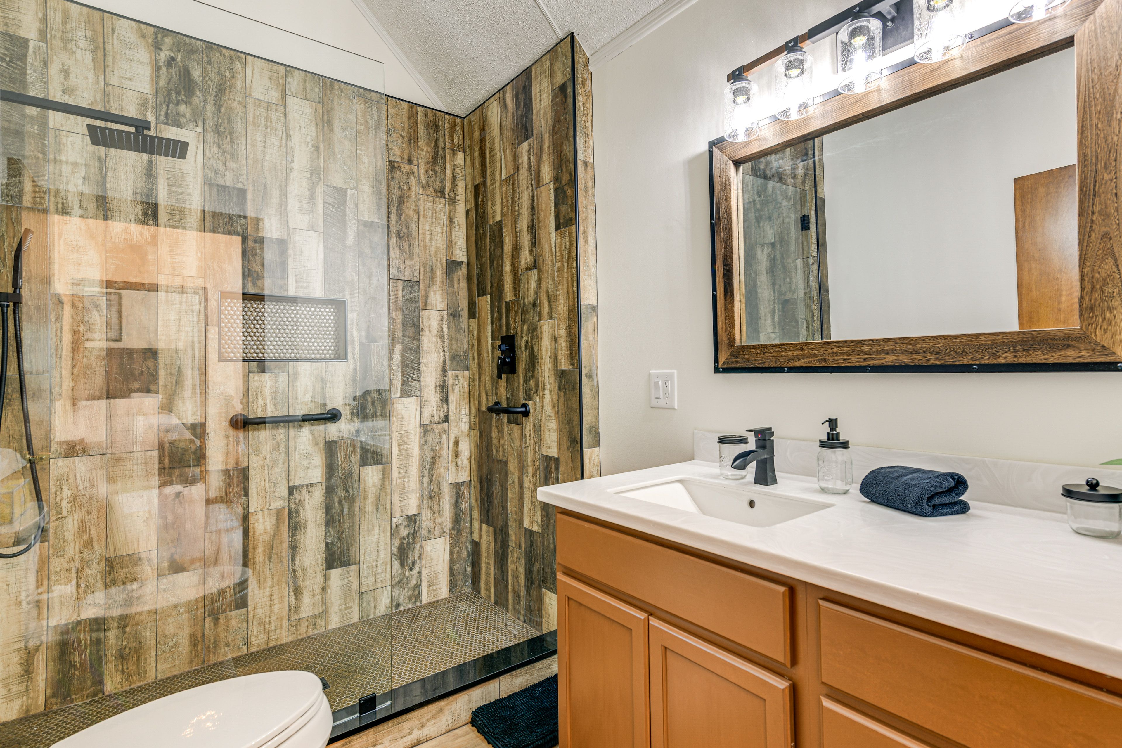Full Bathroom | 2nd Floor