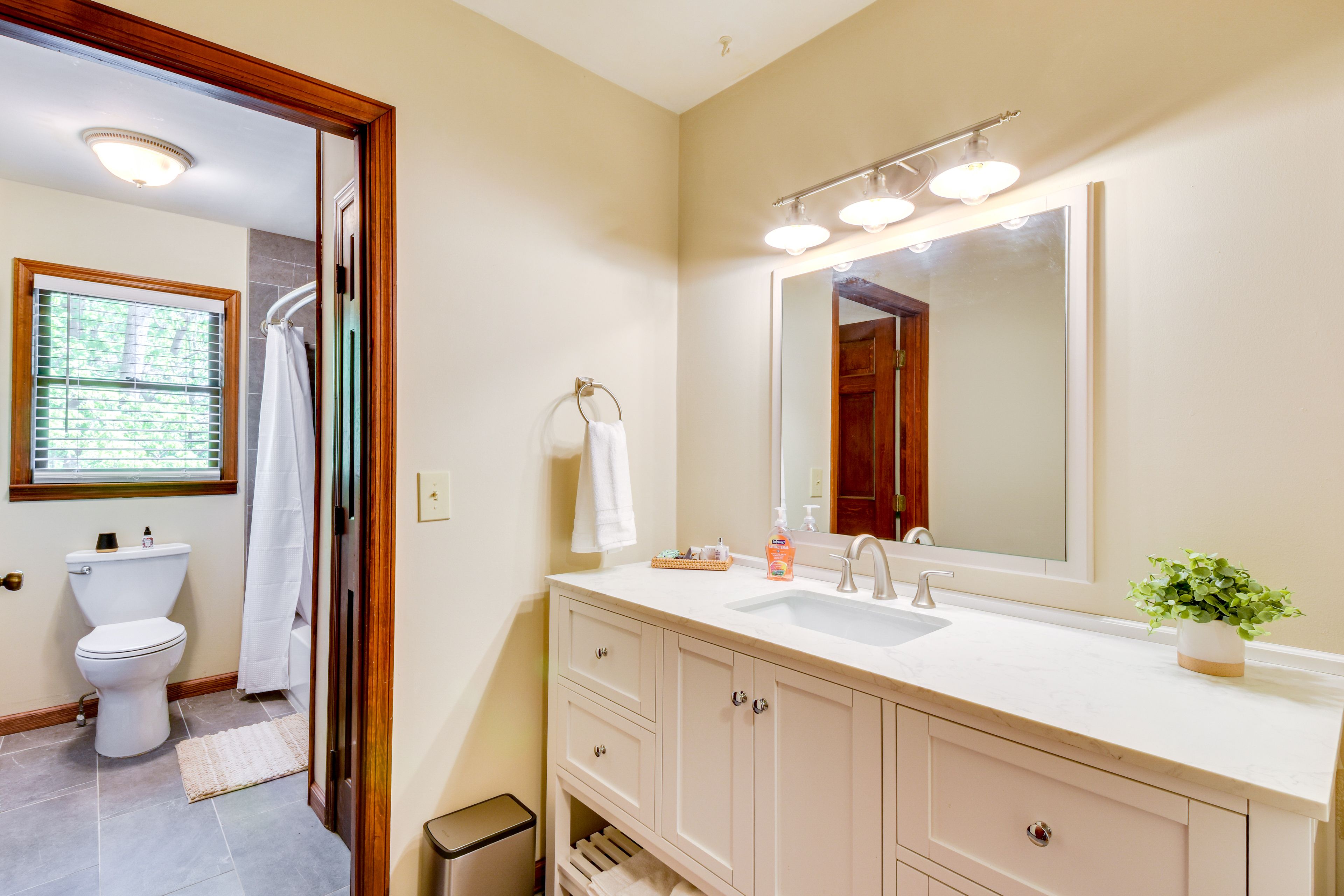 Full Bathroom | Towels Provided