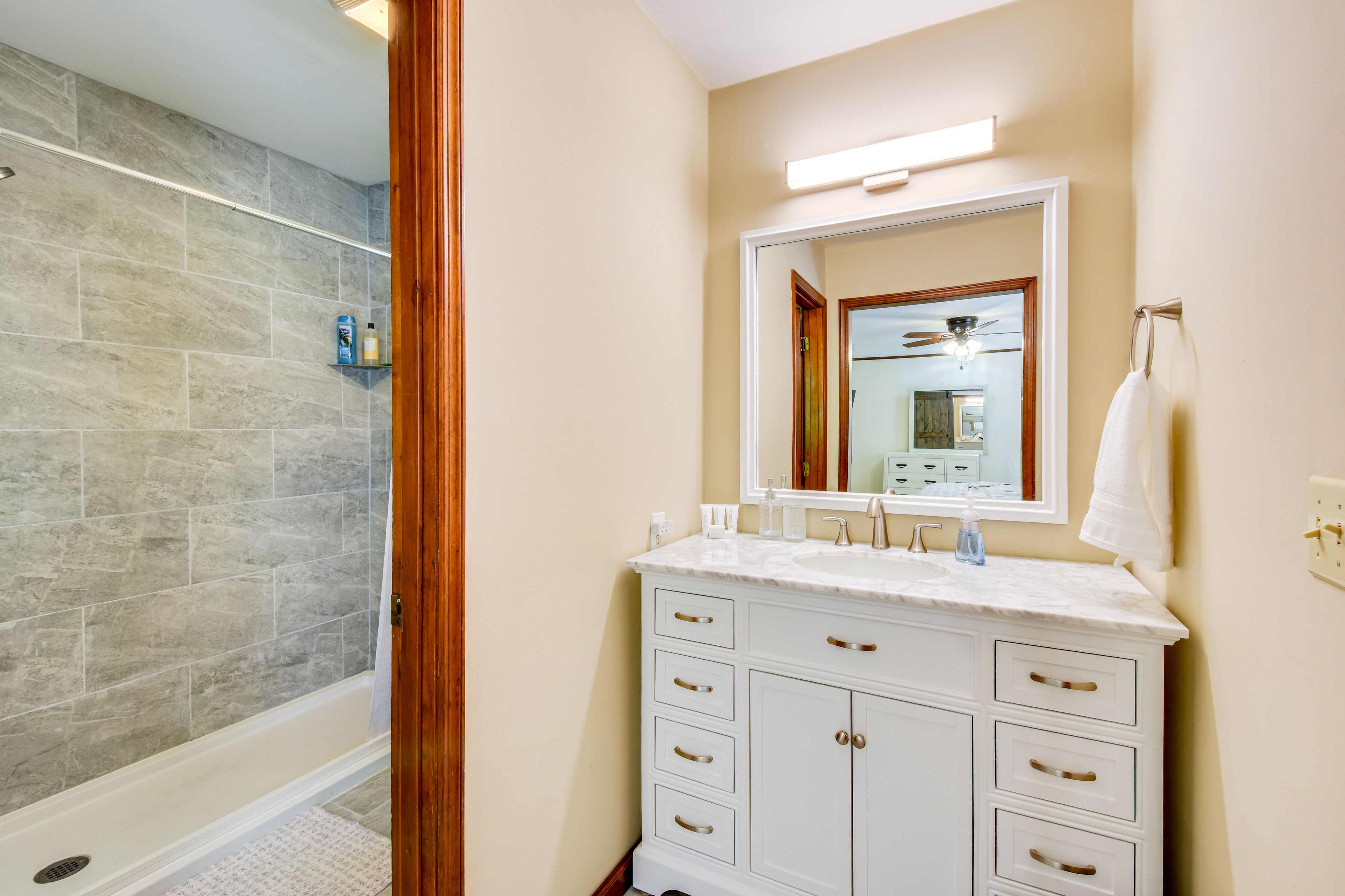 Full Bathroom | Towels Provided