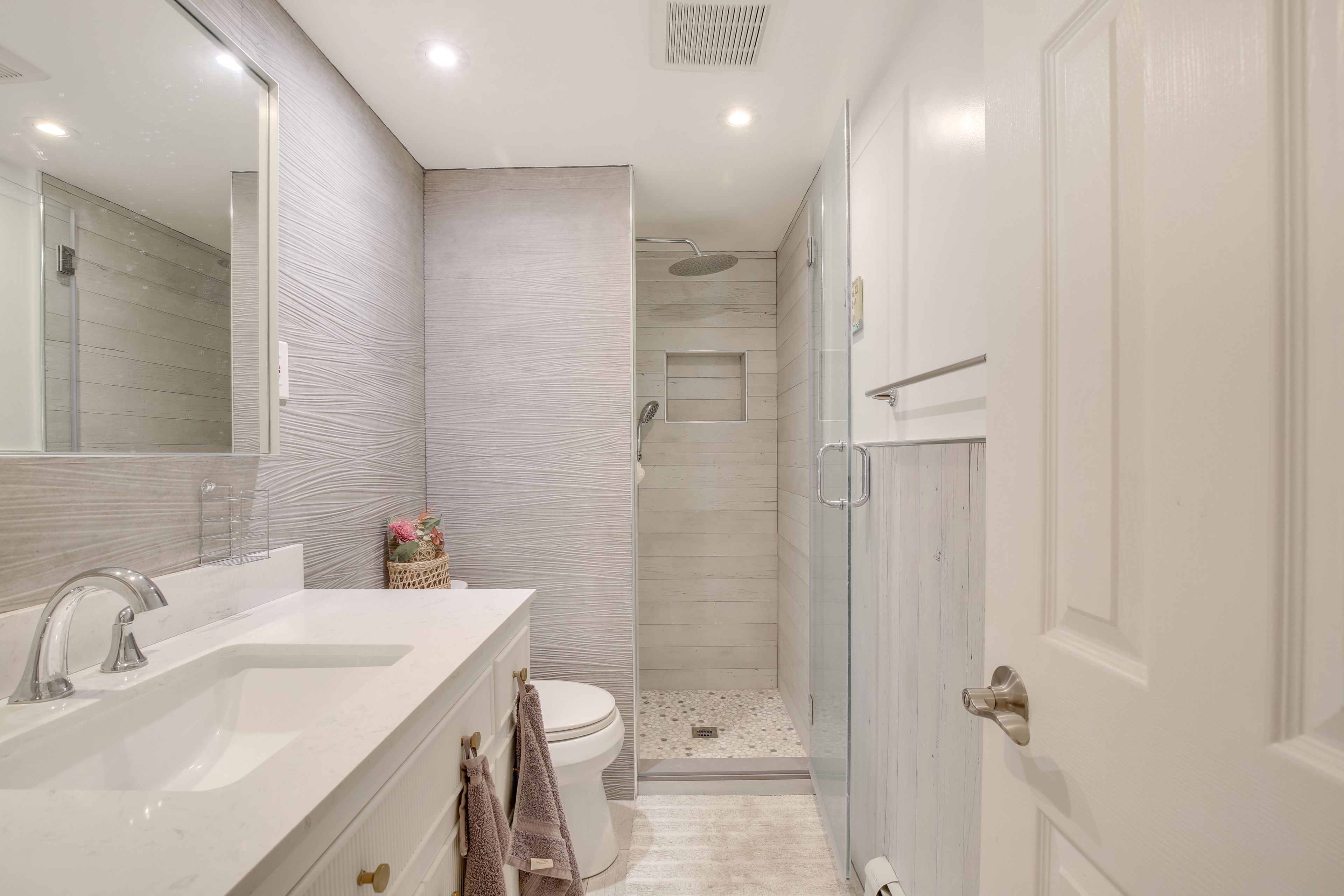 Full Bathroom | 1st Floor