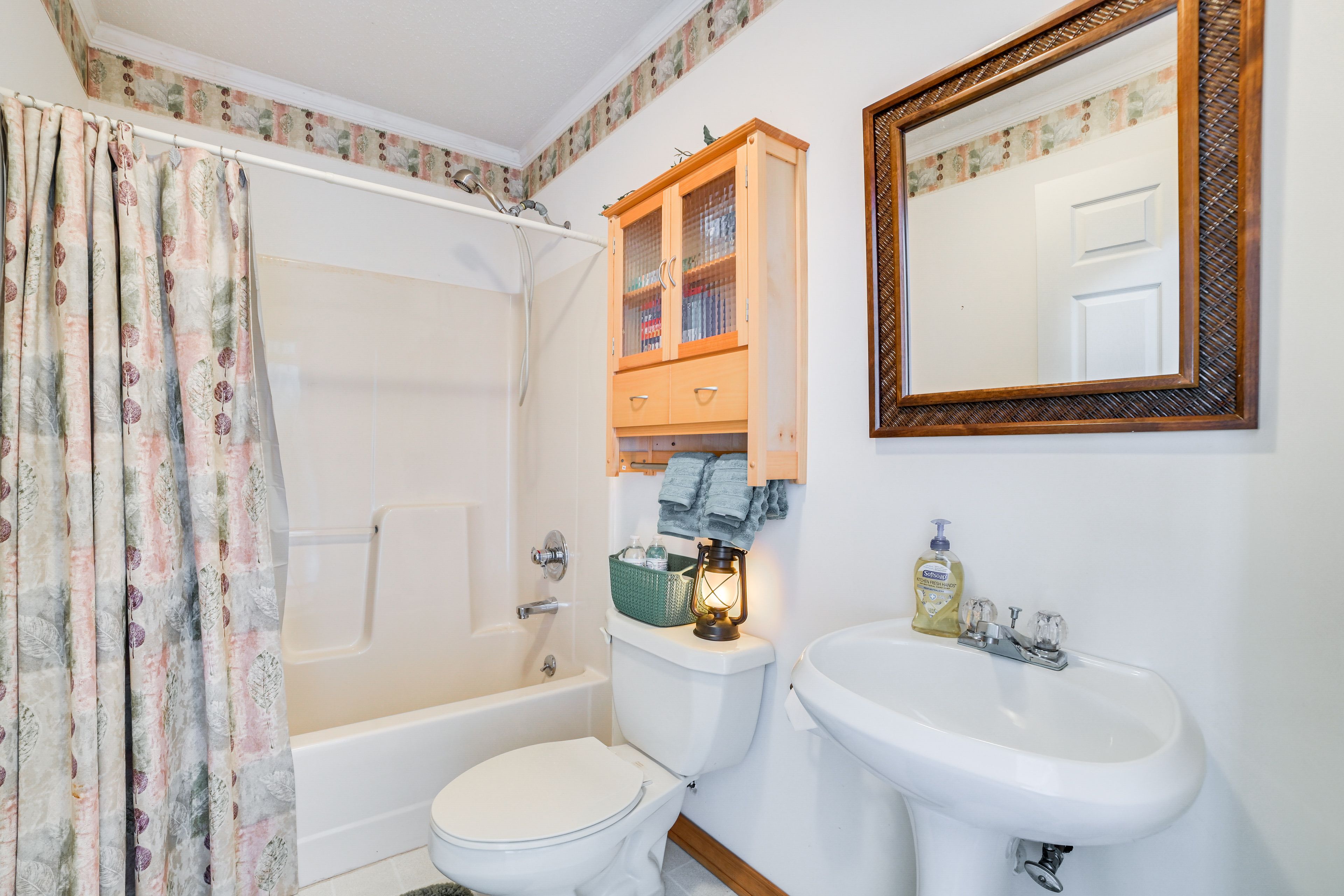 Full Bathroom | Towels Provided