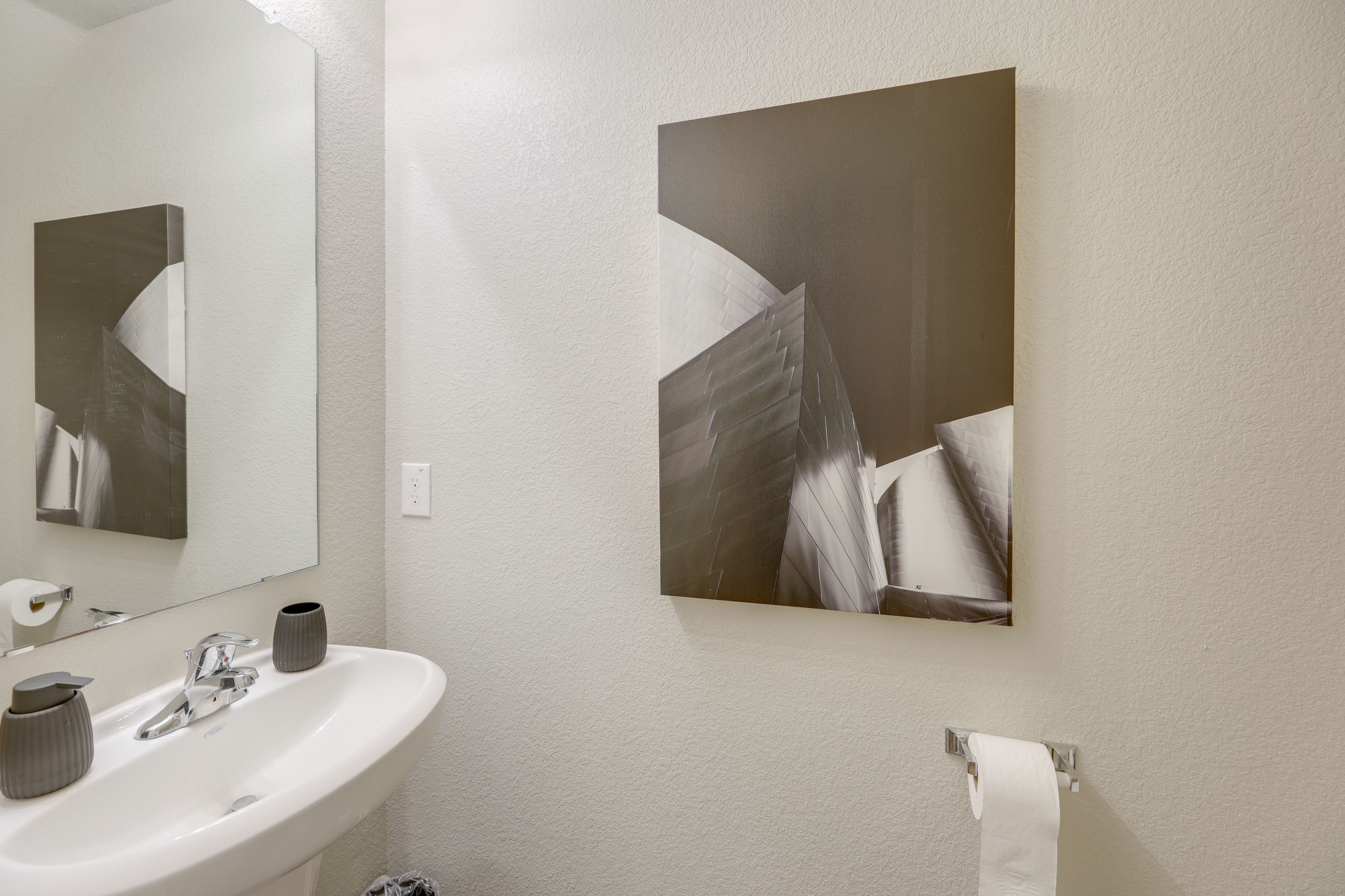 Half Bathroom | 1st Floor | Complimentary Toiletries | Towels Provided