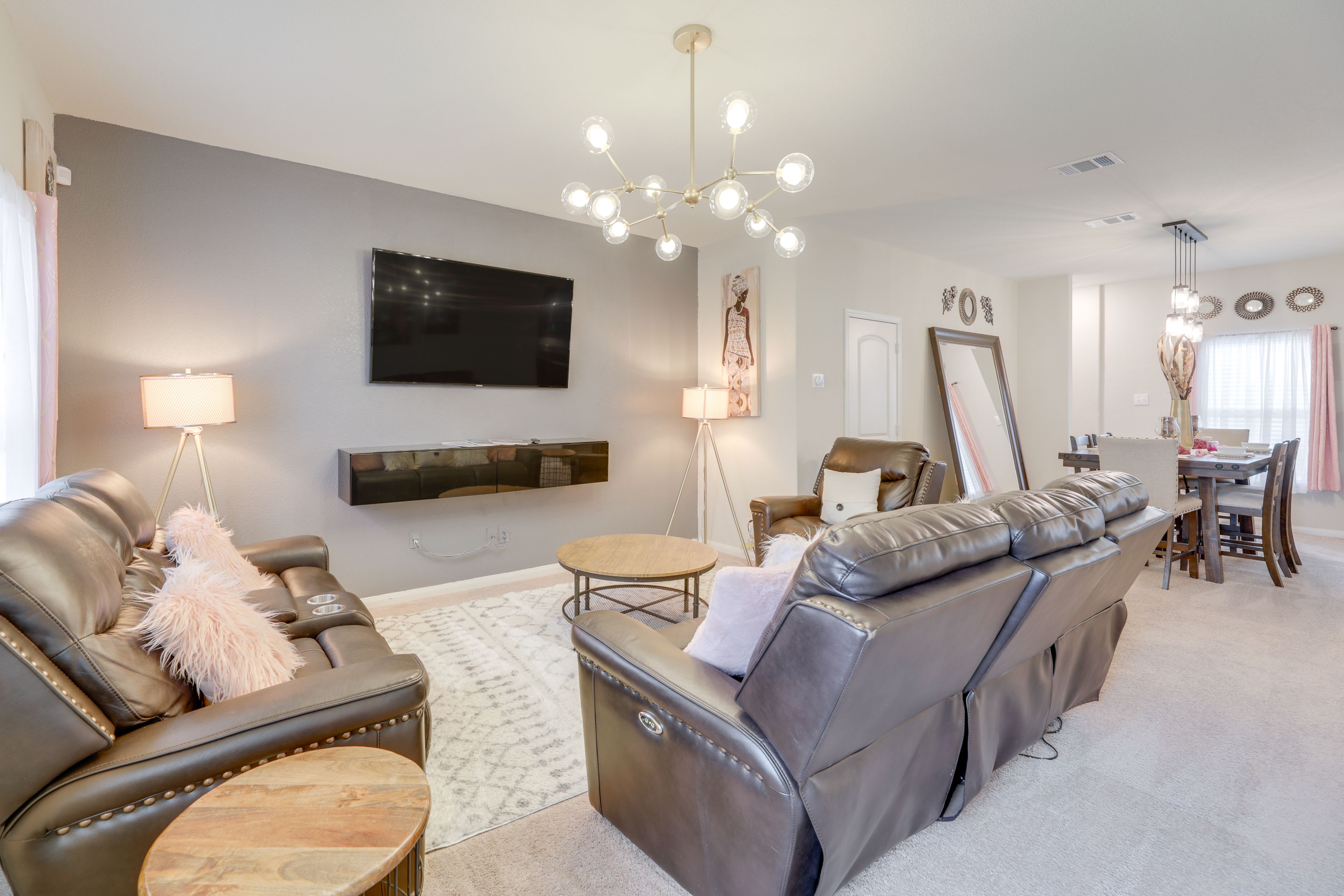 Living Room | 1st Floor | Smart TV | Central Heating & A/C | Free WiFi