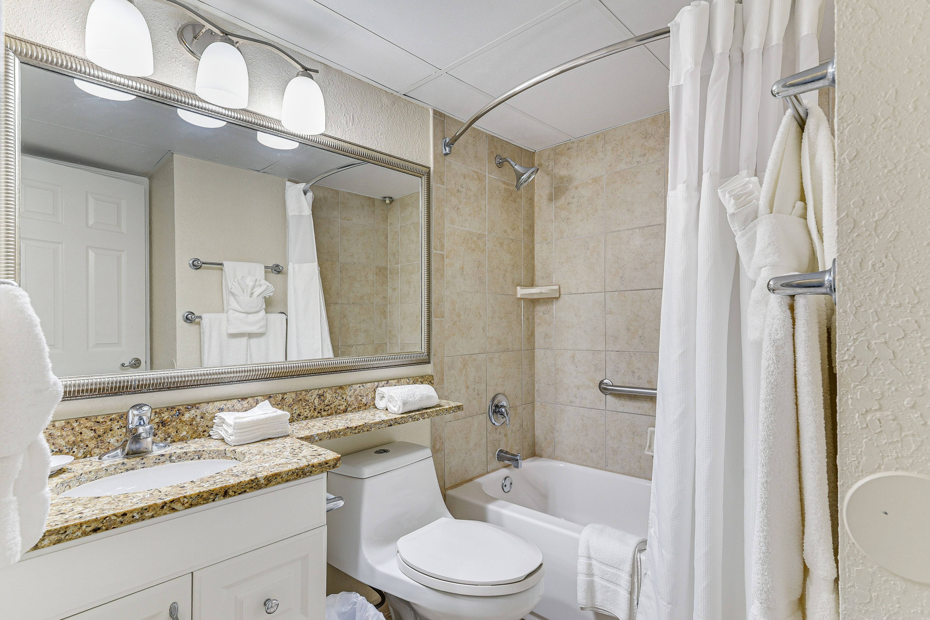 Full Bathroom | Towels Provided