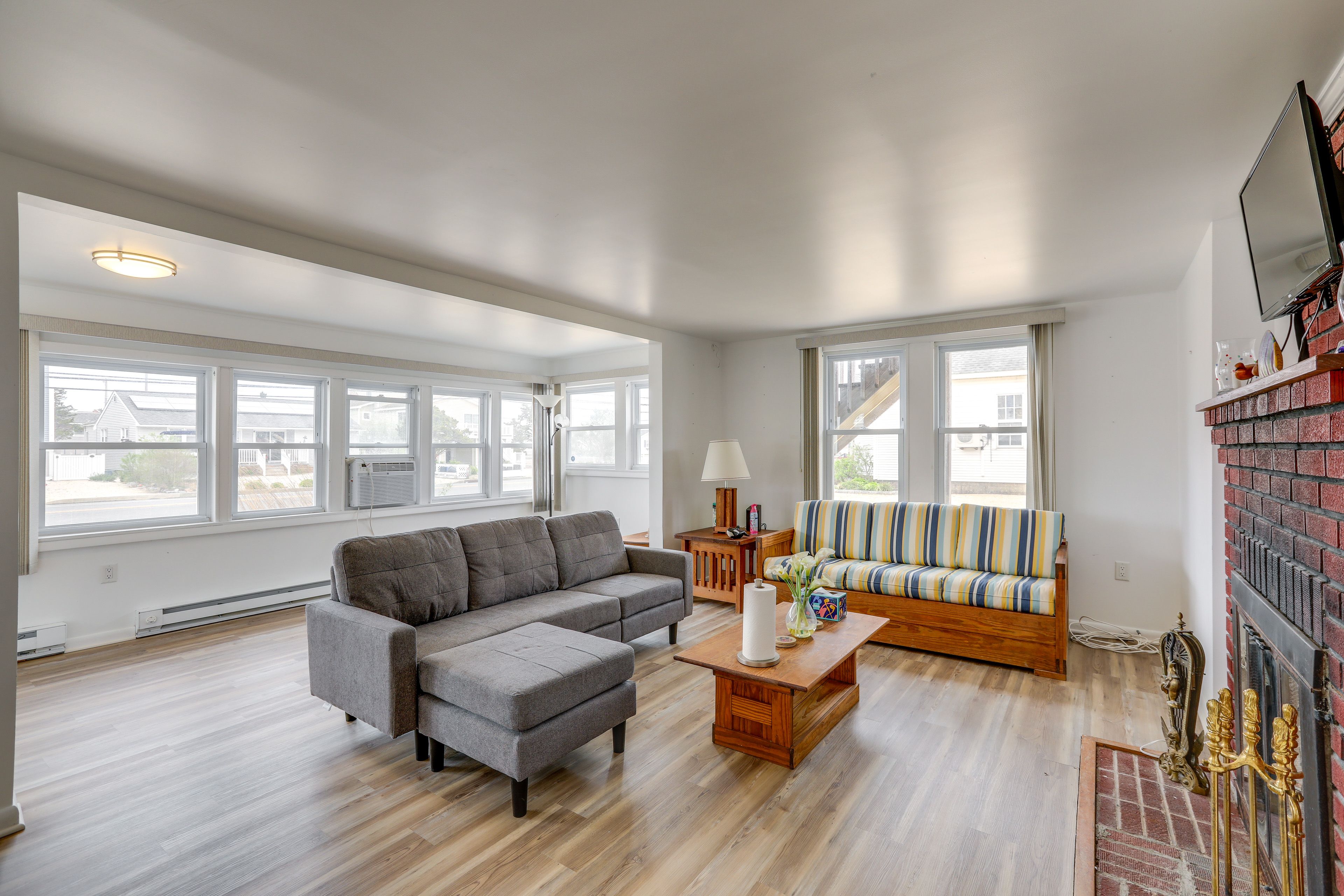 Living Room | Queen Sleeper Sofa | Free WiFi | Smart TV | Fireplace