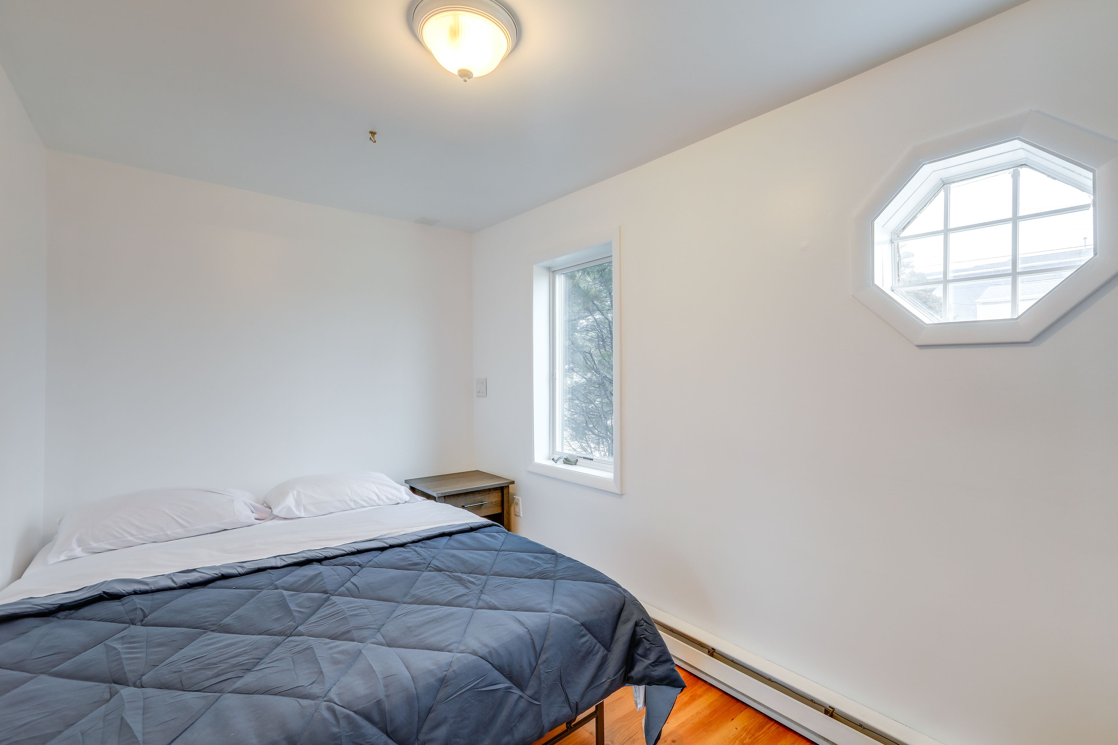 Bedroom 1 | Queen Bed