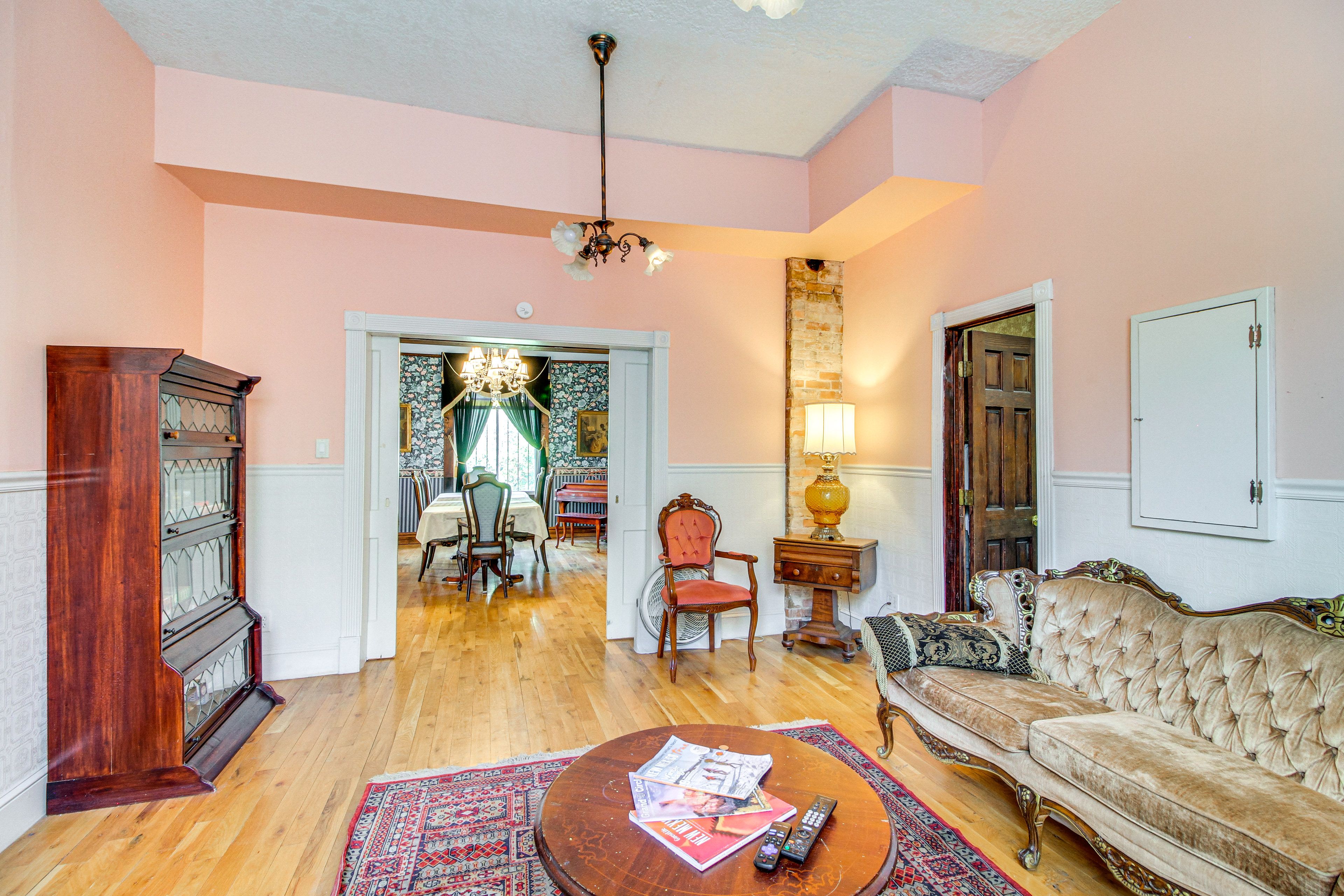 TV Room | 1st Floor | Smart TV | Fireplace