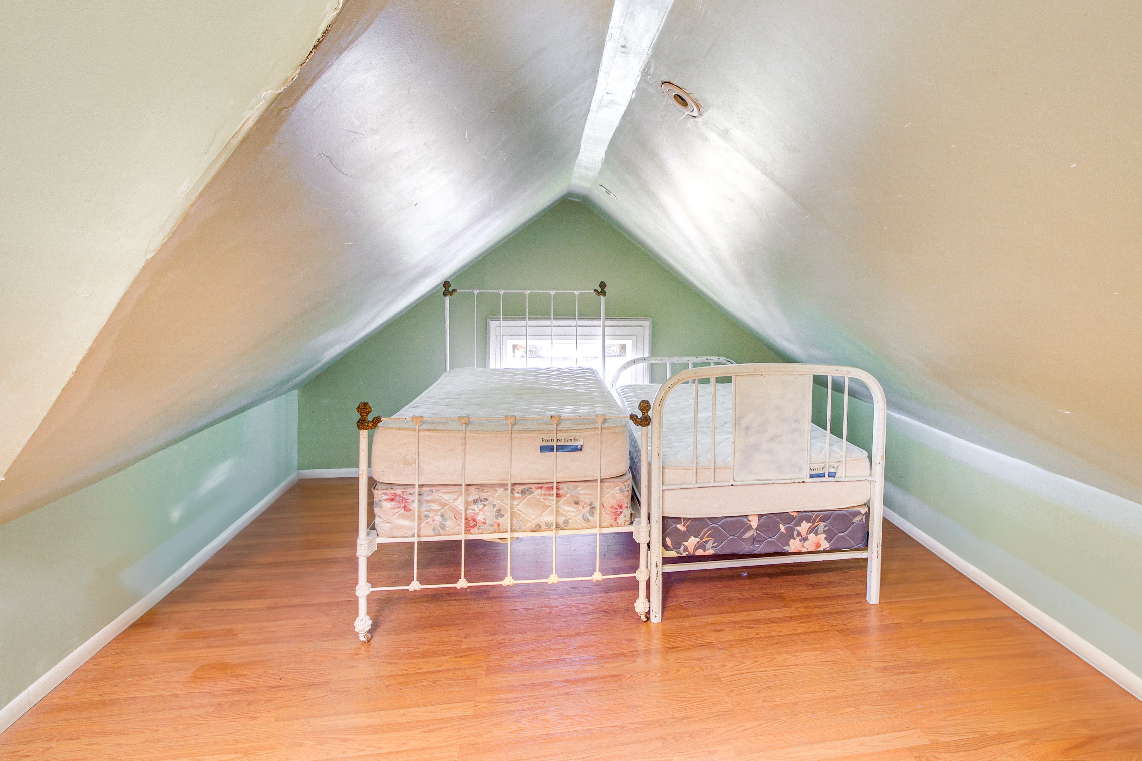 Sleeping Nook | 3rd Floor | 2 Twin Beds