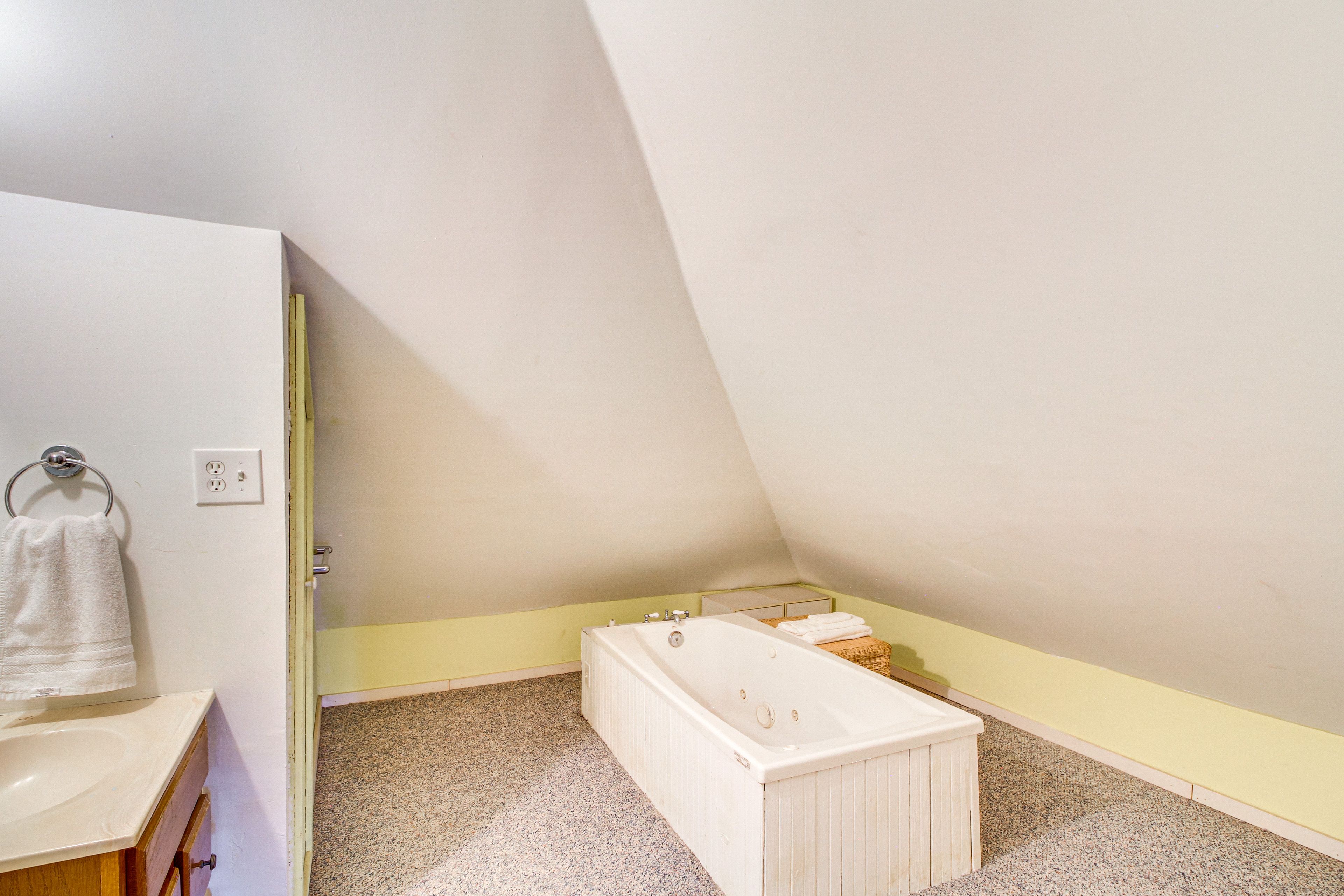 Full Bathroom | 3rd Floor