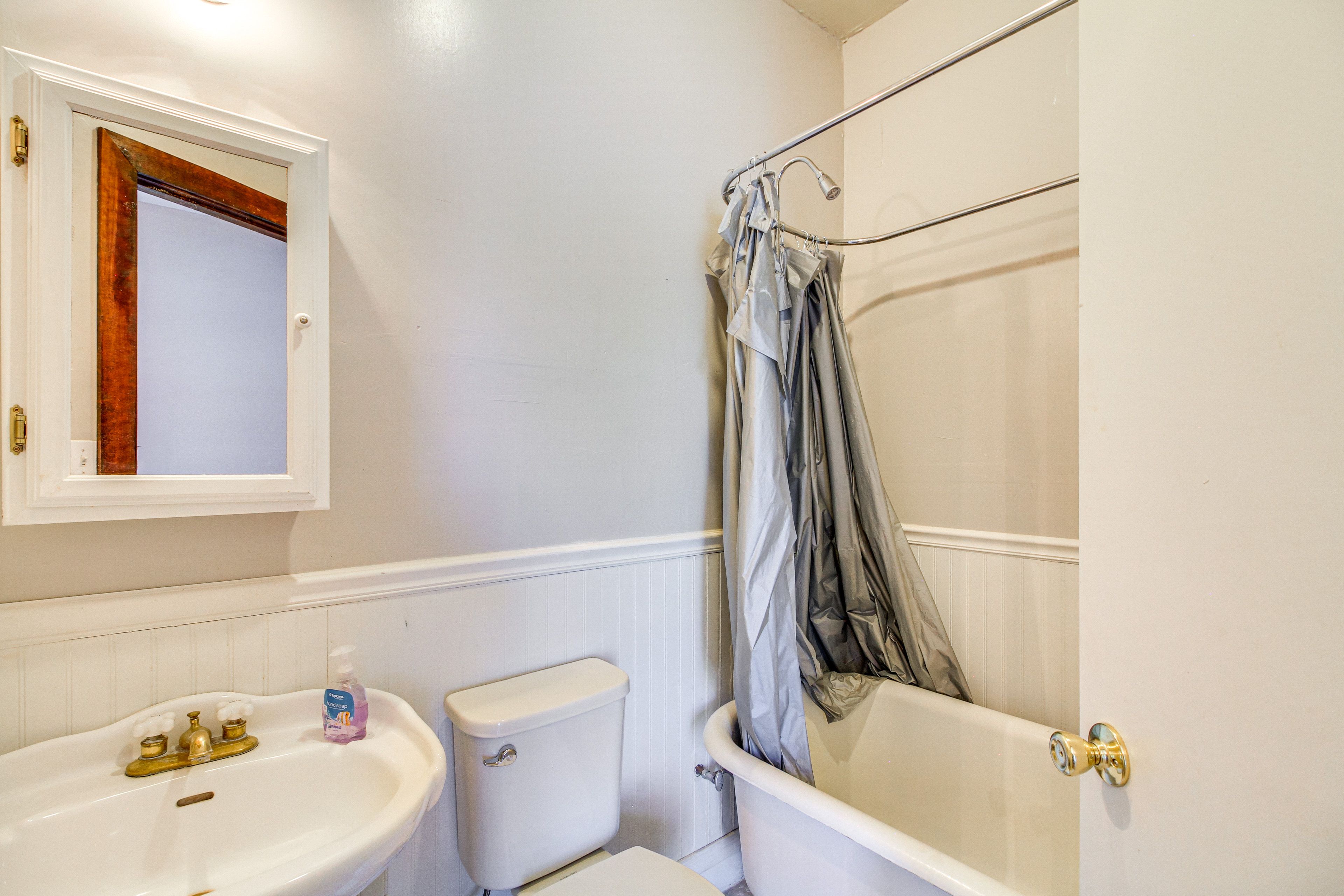 Full Bathroom | 2nd Floor