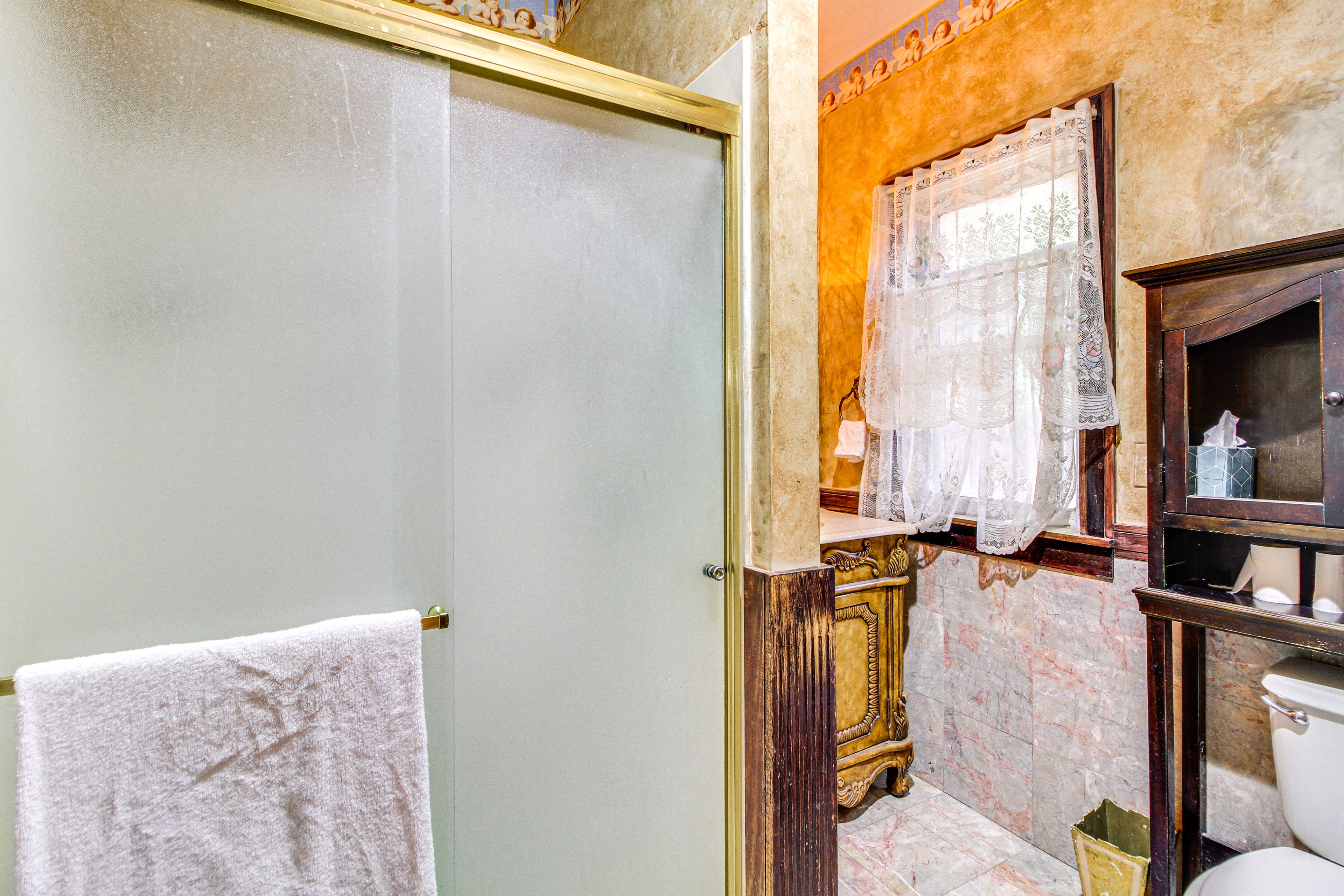 Full Bathroom | 1st Floor | Towels Provided