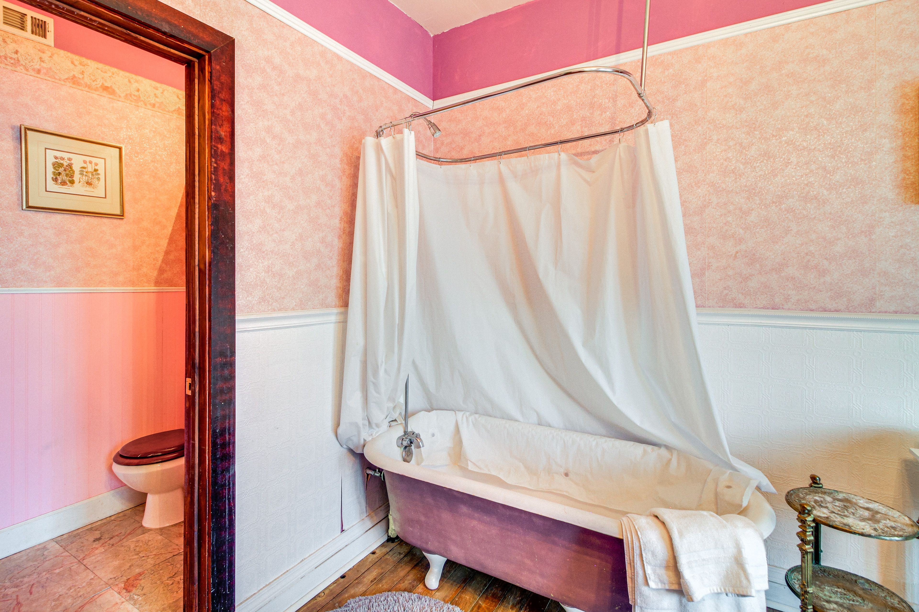 En-Suite Bathroom | 2nd Floor