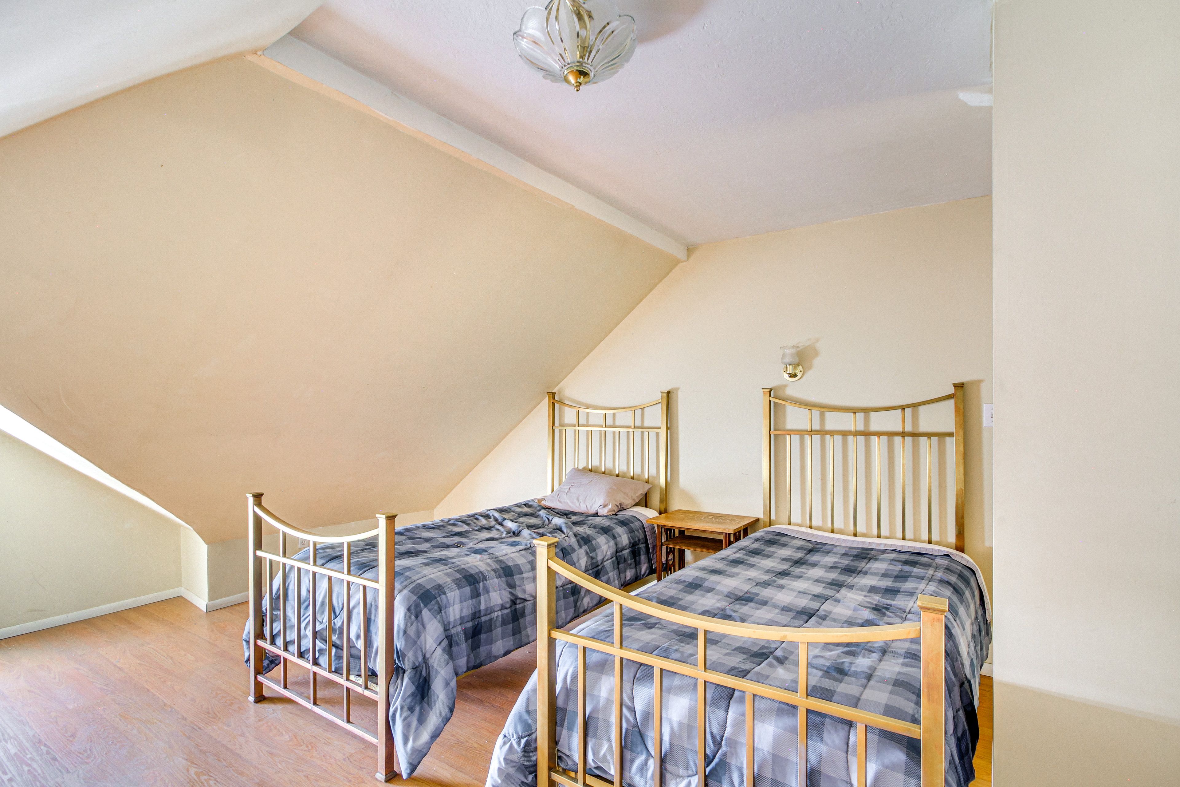 Bedroom 4 | 3rd Floor | 2 Twin Beds