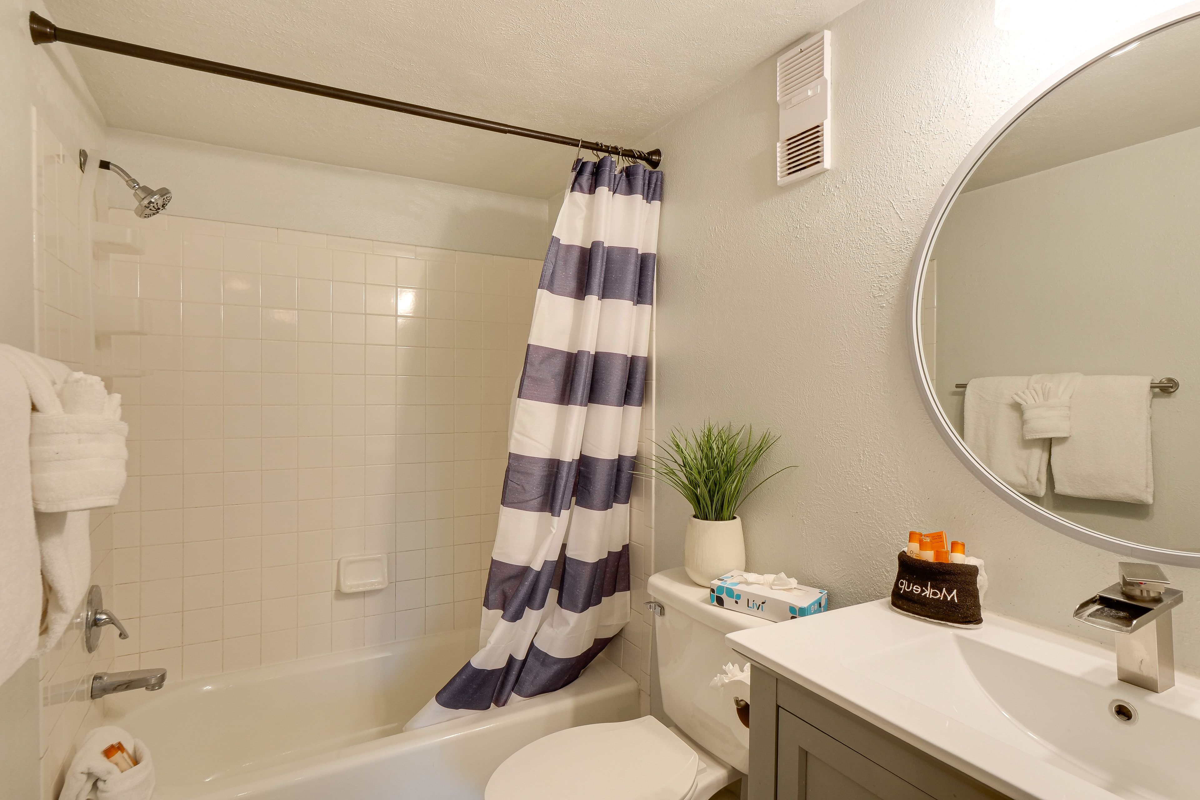 Full Bathroom | Towels Provided | Complimentary Toiletries