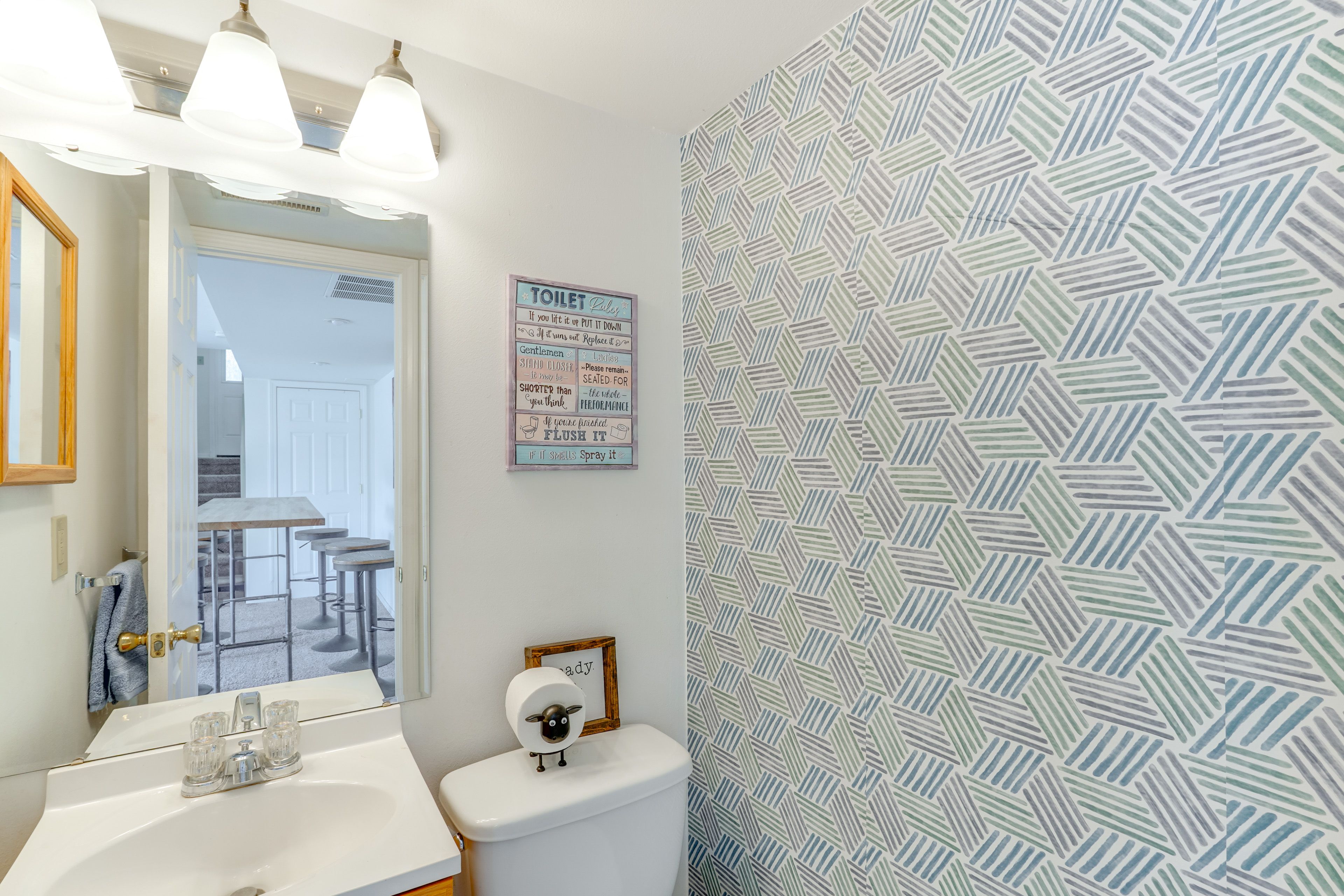 Half Bathroom | 1st Floor | Towels Provided