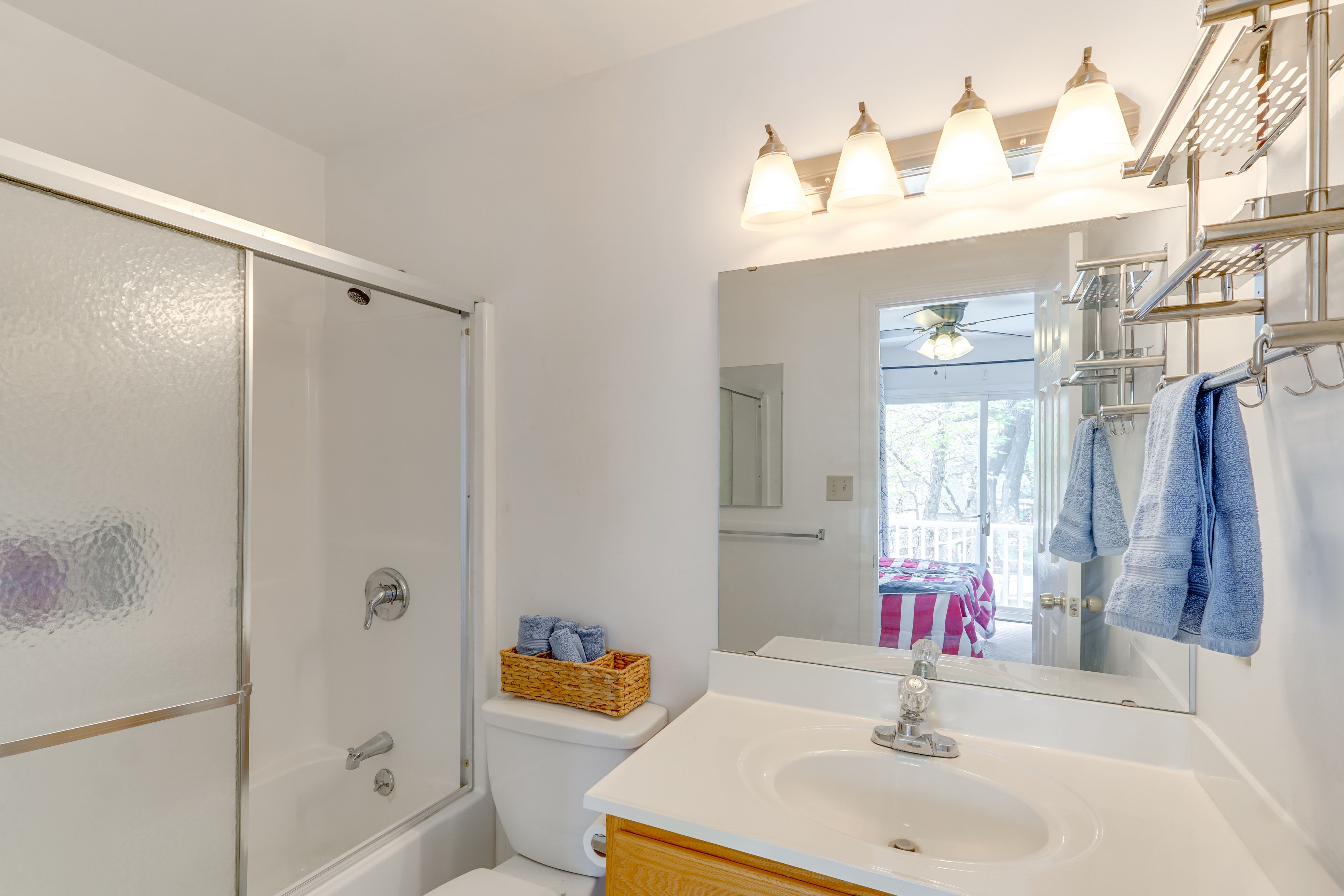 Full Bathroom | 2nd Floor | Towels Provided