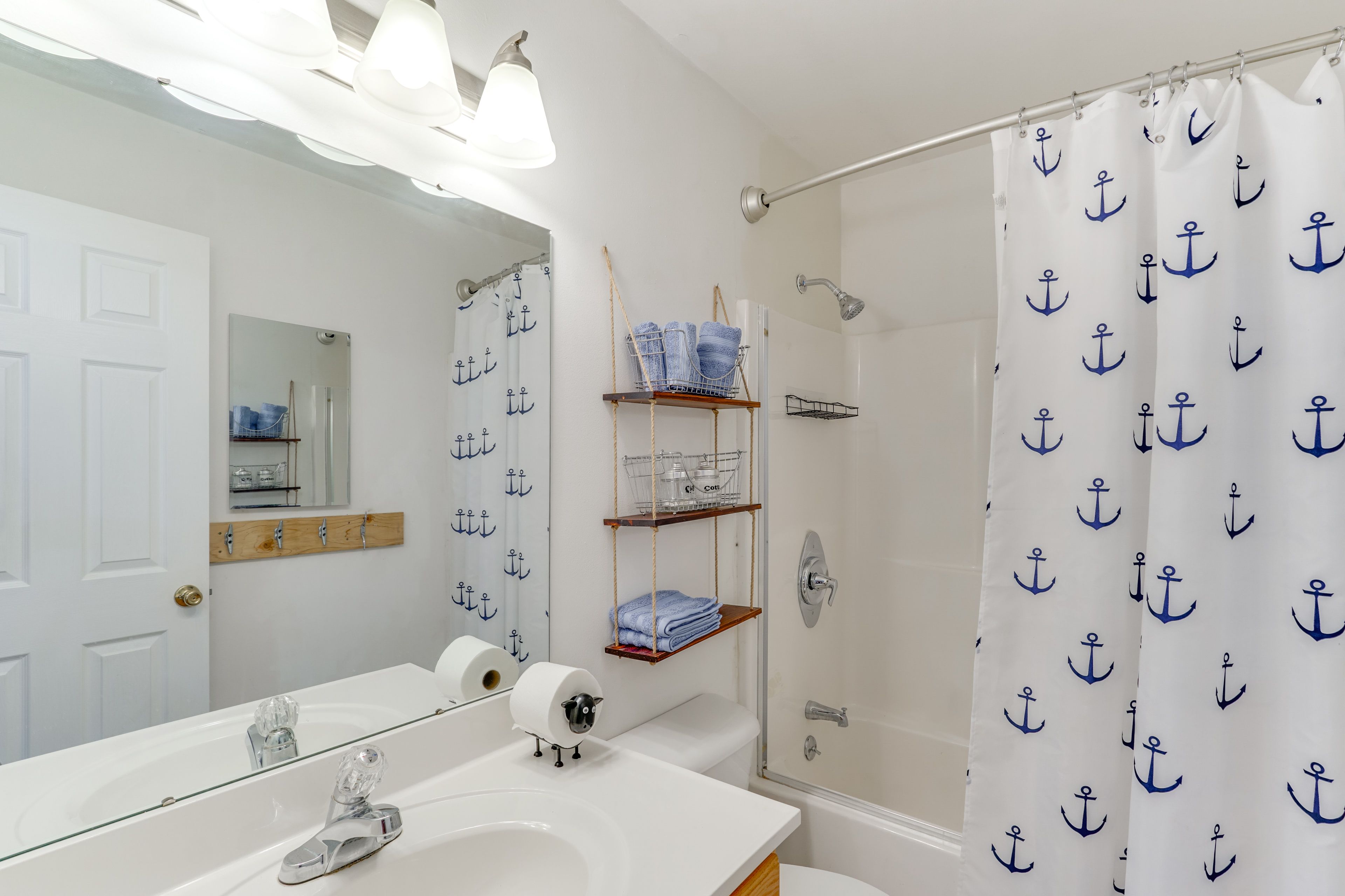 Full Bathroom | 2nd Floor | Towels Provided