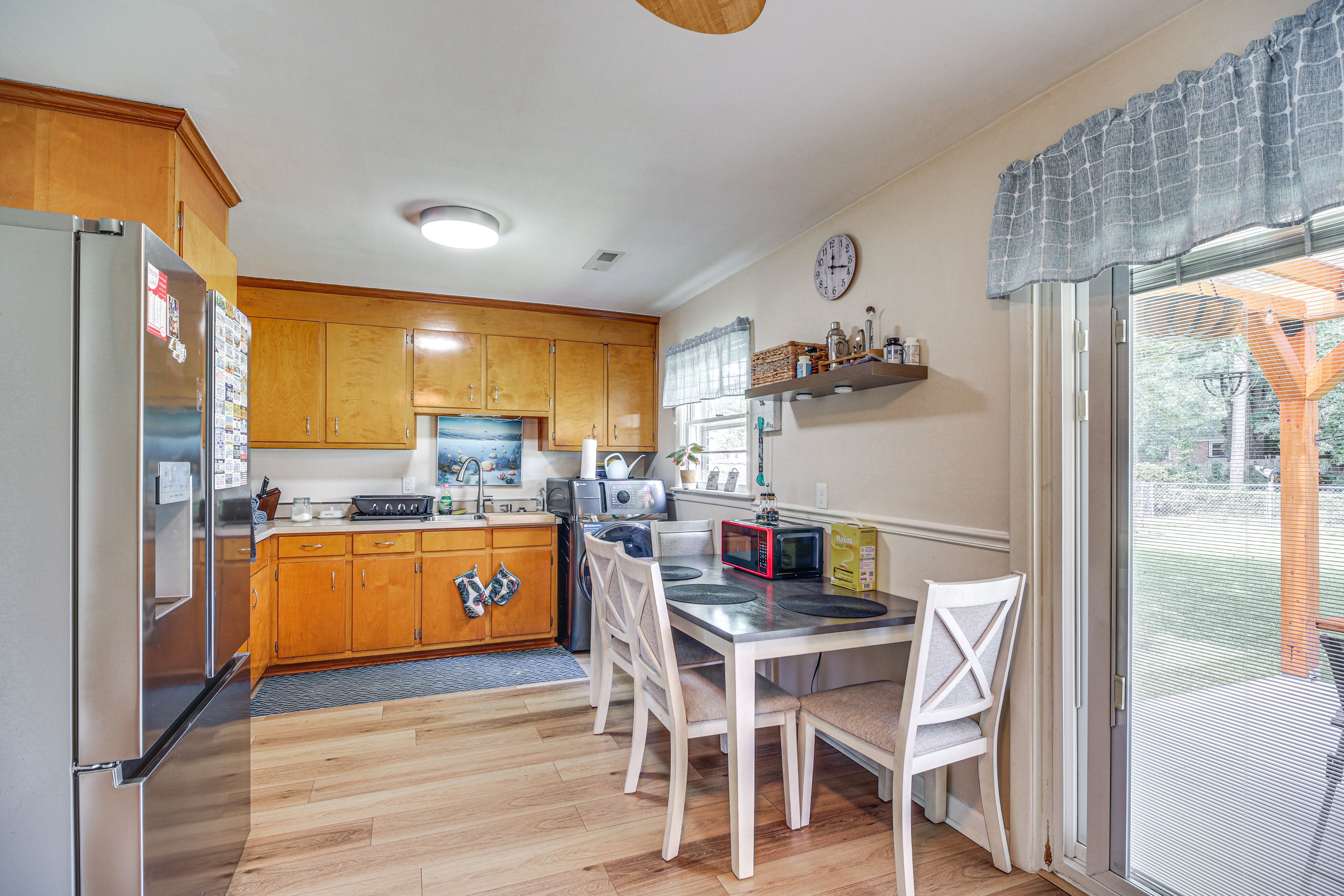 Dining Area | Dishware & Flatware | Central A/C & Heat