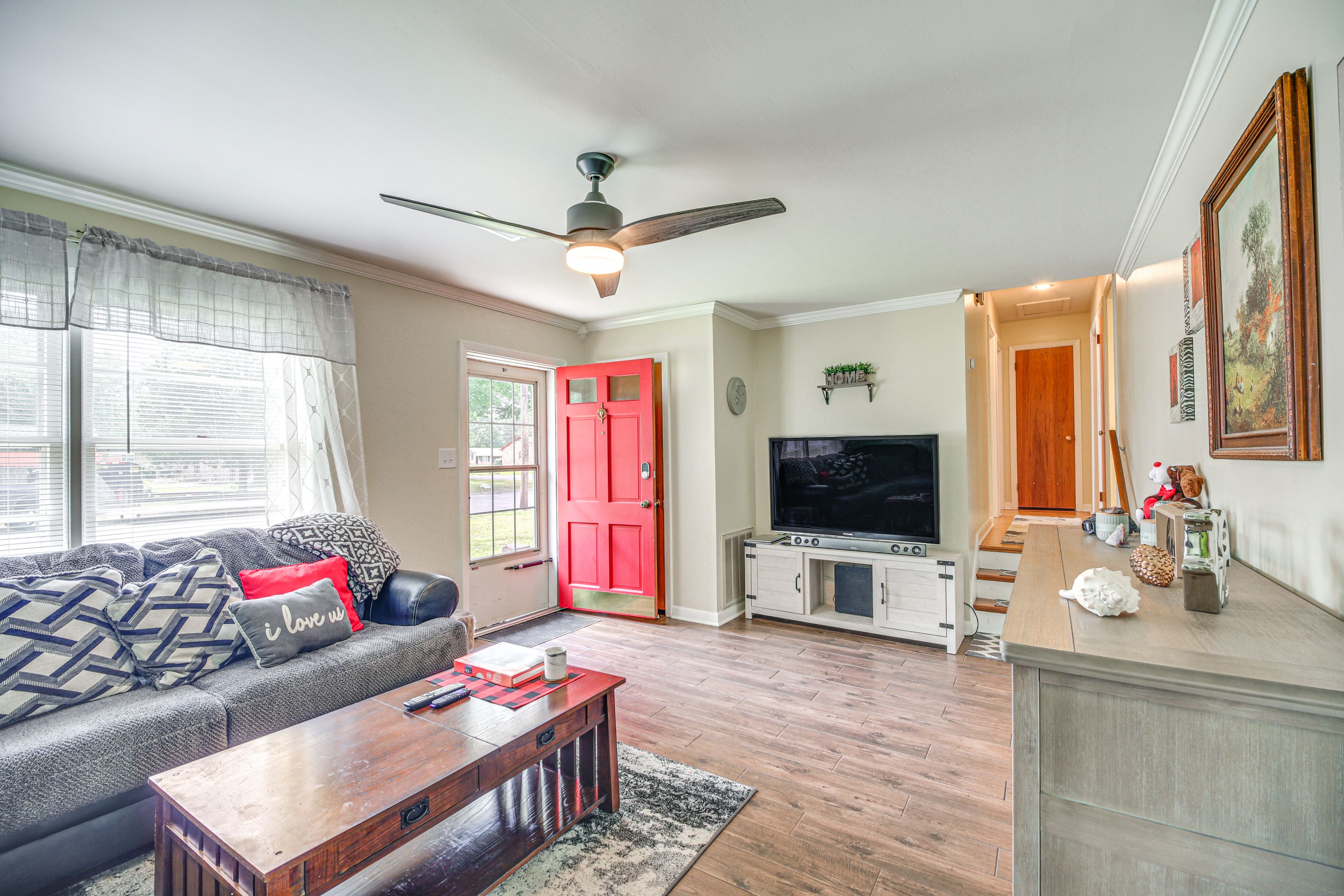 Living Room | Free WiFi | Smart TV | Fireplace