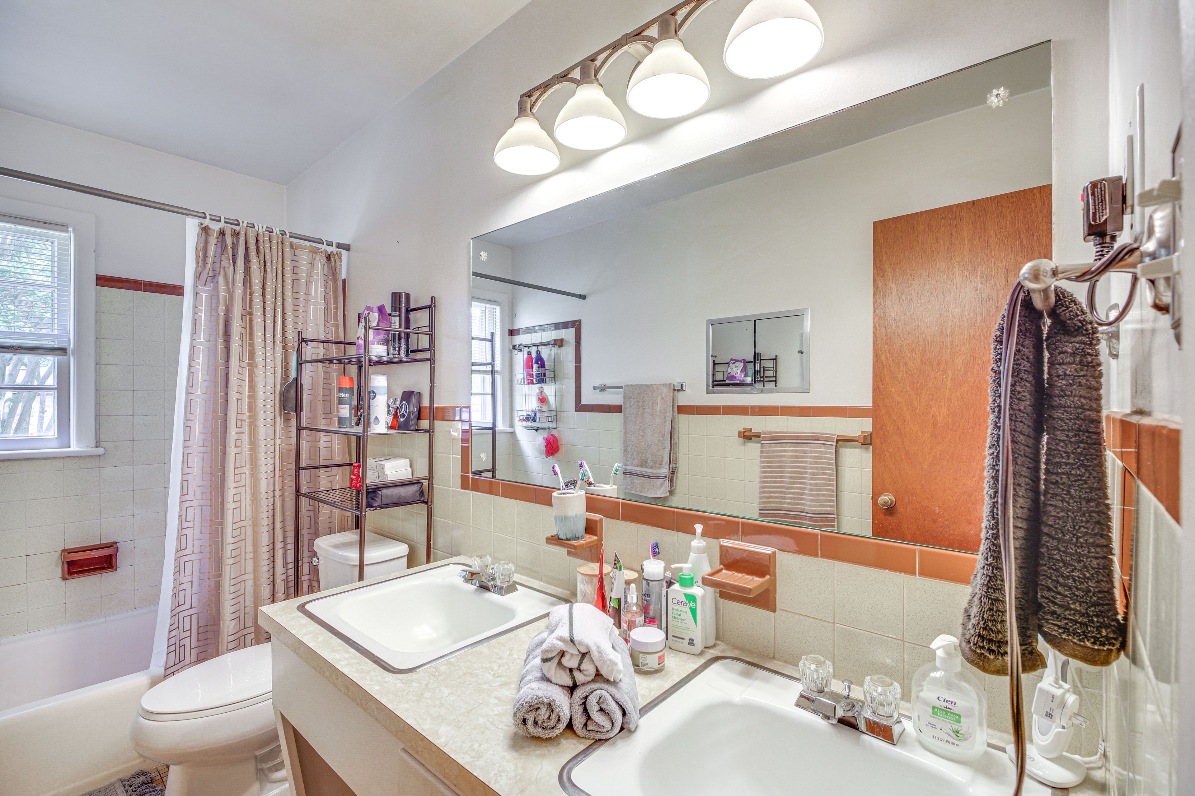 Full Bathroom | Towels Provided