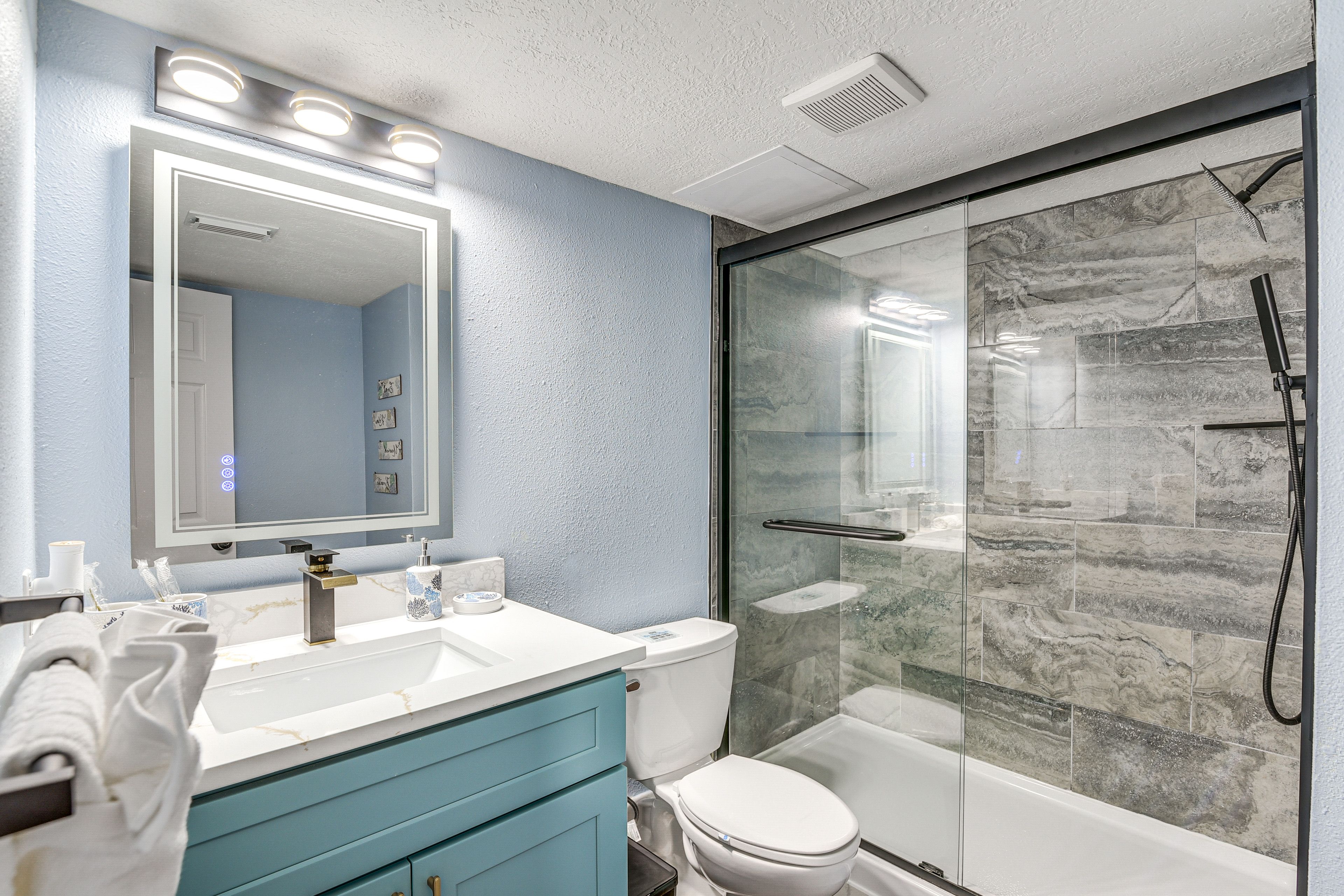 Full Bathroom | Towels Provided