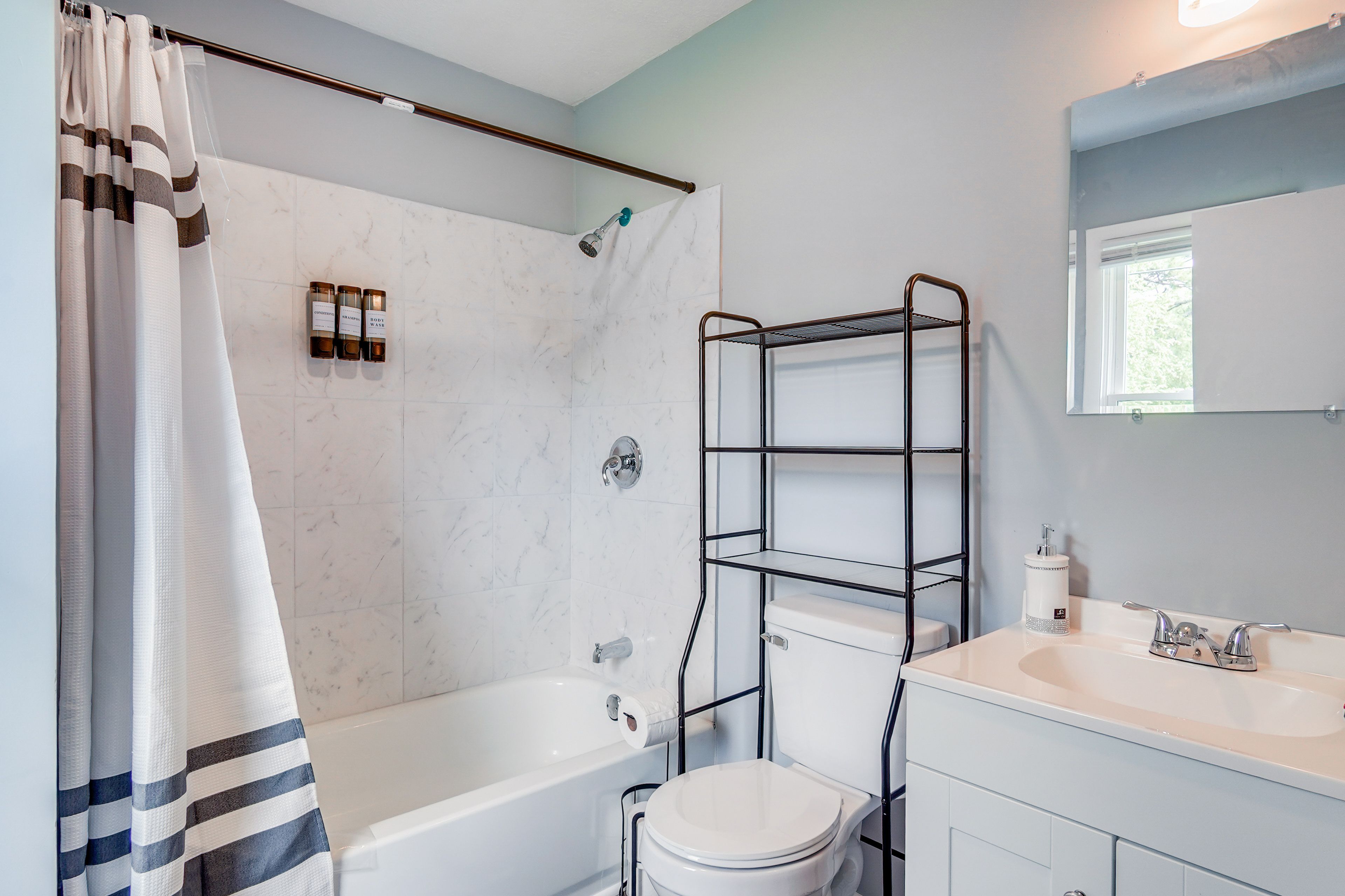 Full Bathroom | Towels Provided