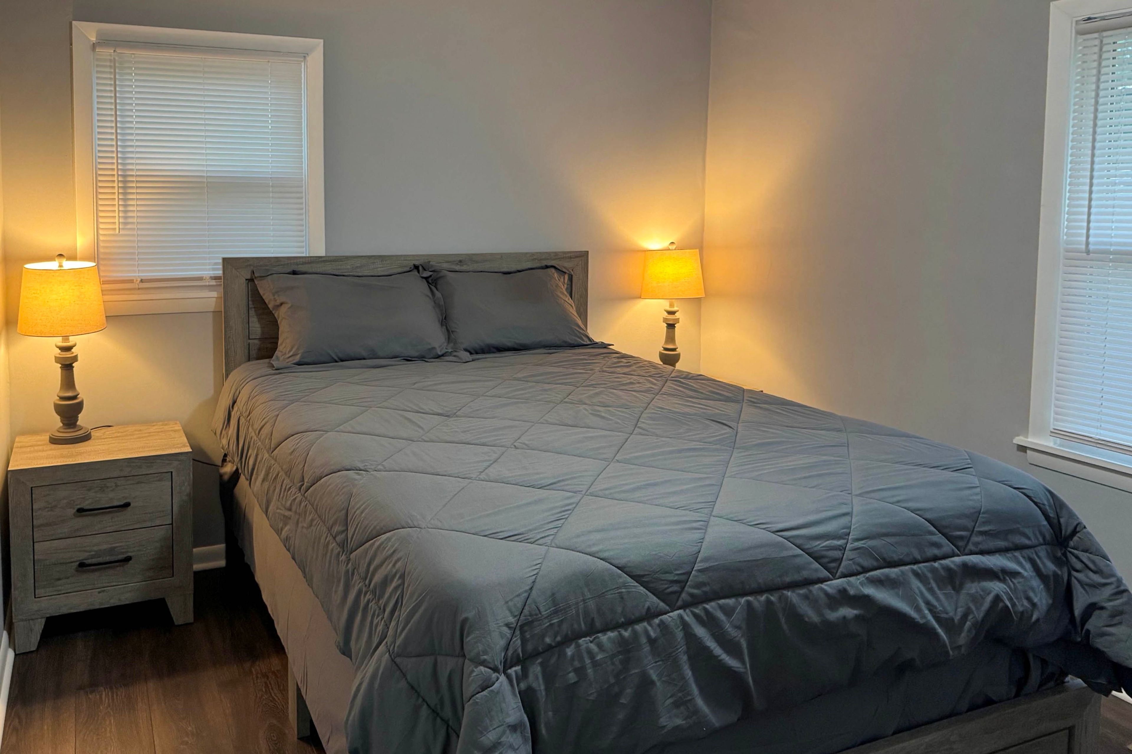 Bedroom 1 | Queen Bed