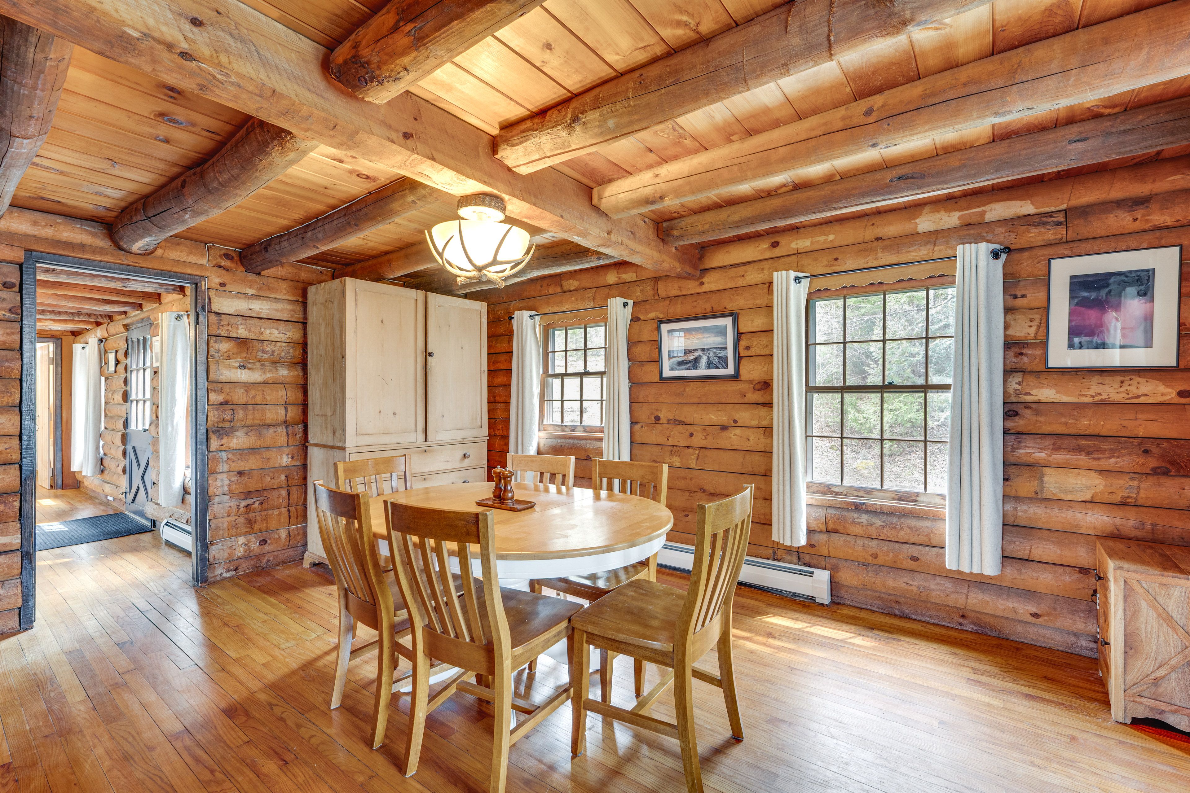 Dining Area | Dishware/Flatware Provided | 1st Floor