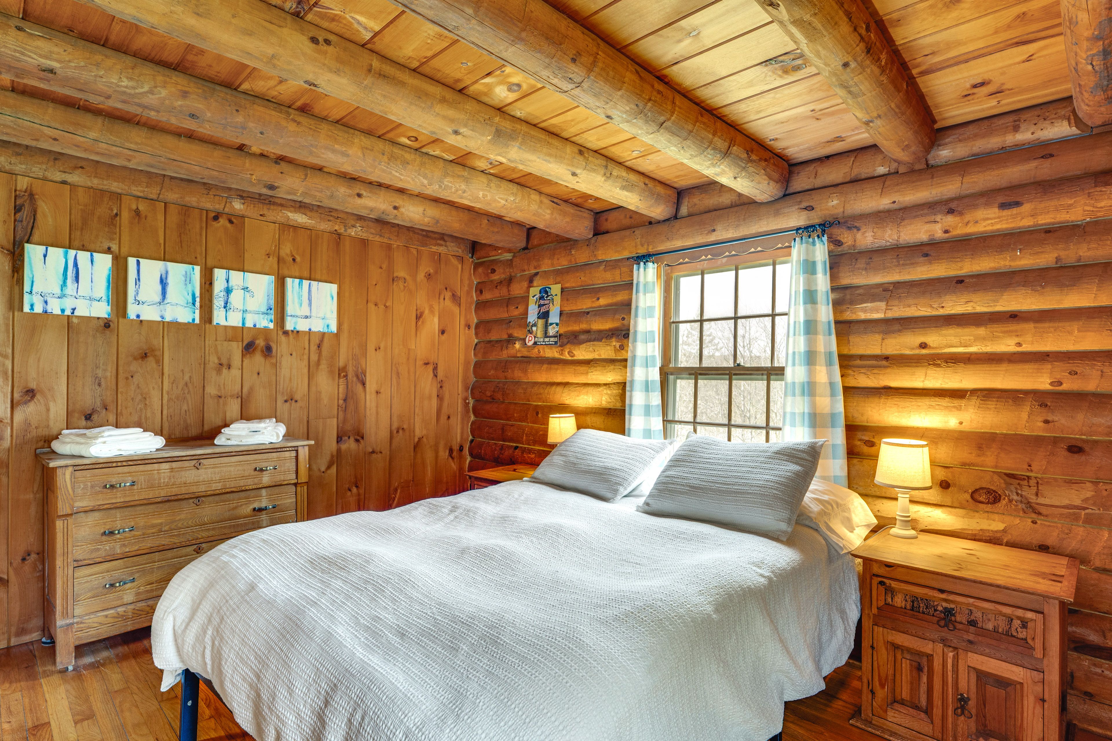 Bedroom 1 | Queen Bed | Linens Provided | 1st Floor