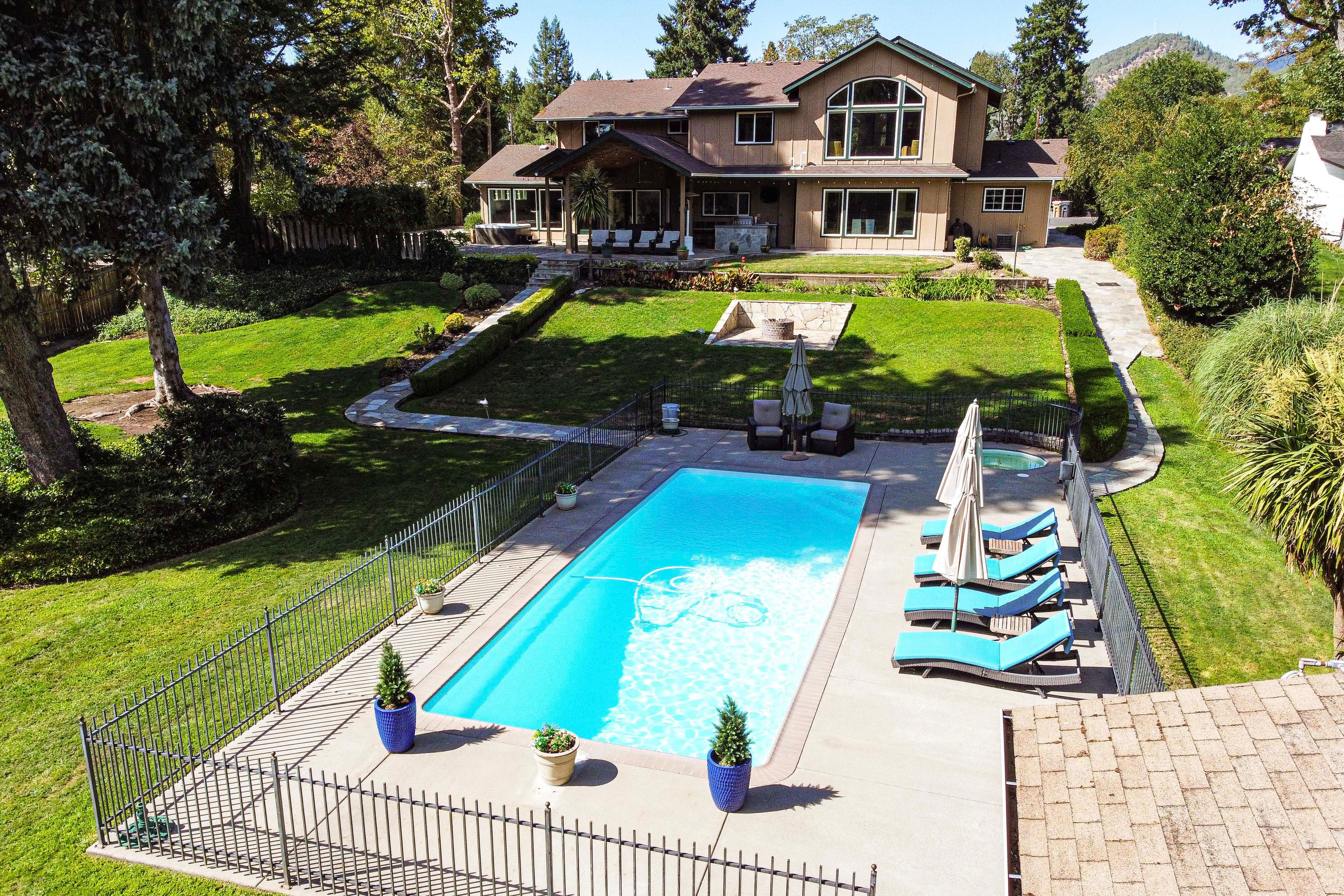Grants Pass Vacation Rental | 4BR | 3.5BA | 3,200 Sq Ft | Stairs to Access