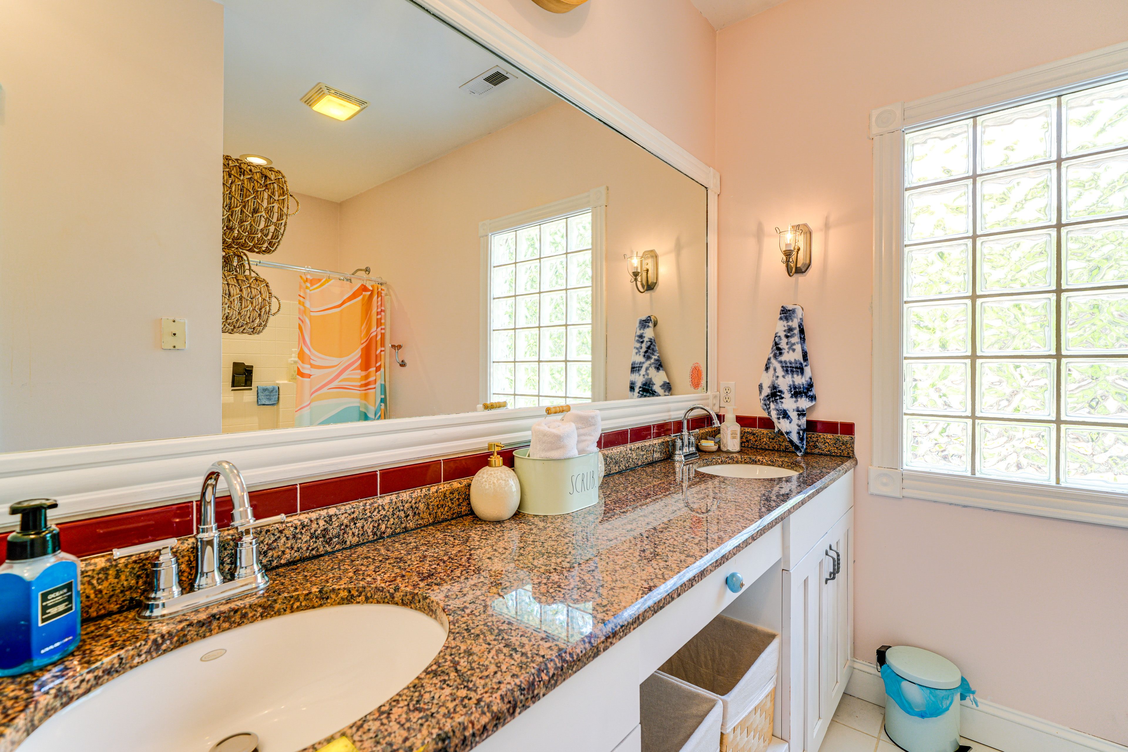 Full Bathroom | Towels Provided | 2nd Floor
