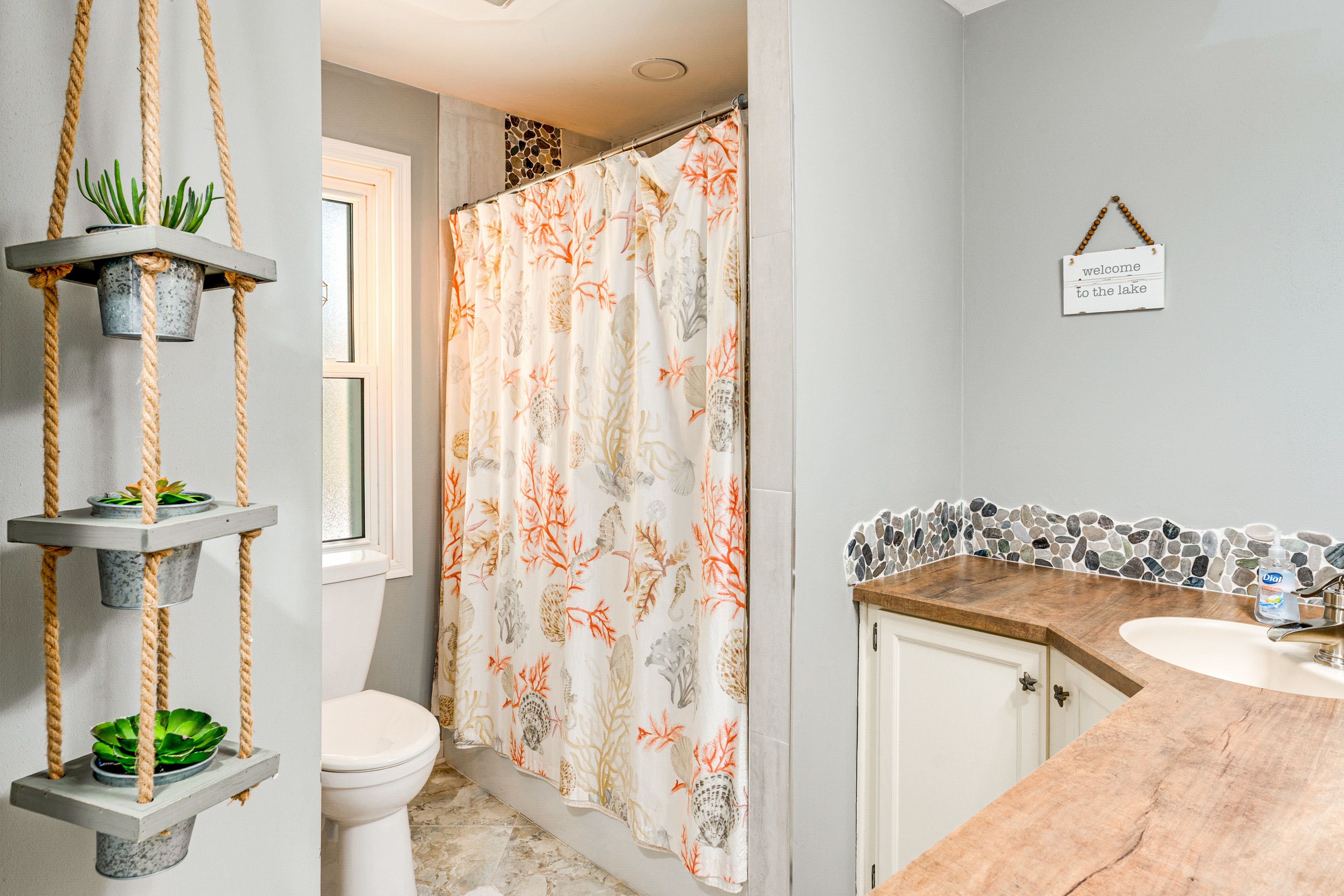 Full Bathroom | Upper Floor | Towels Provided