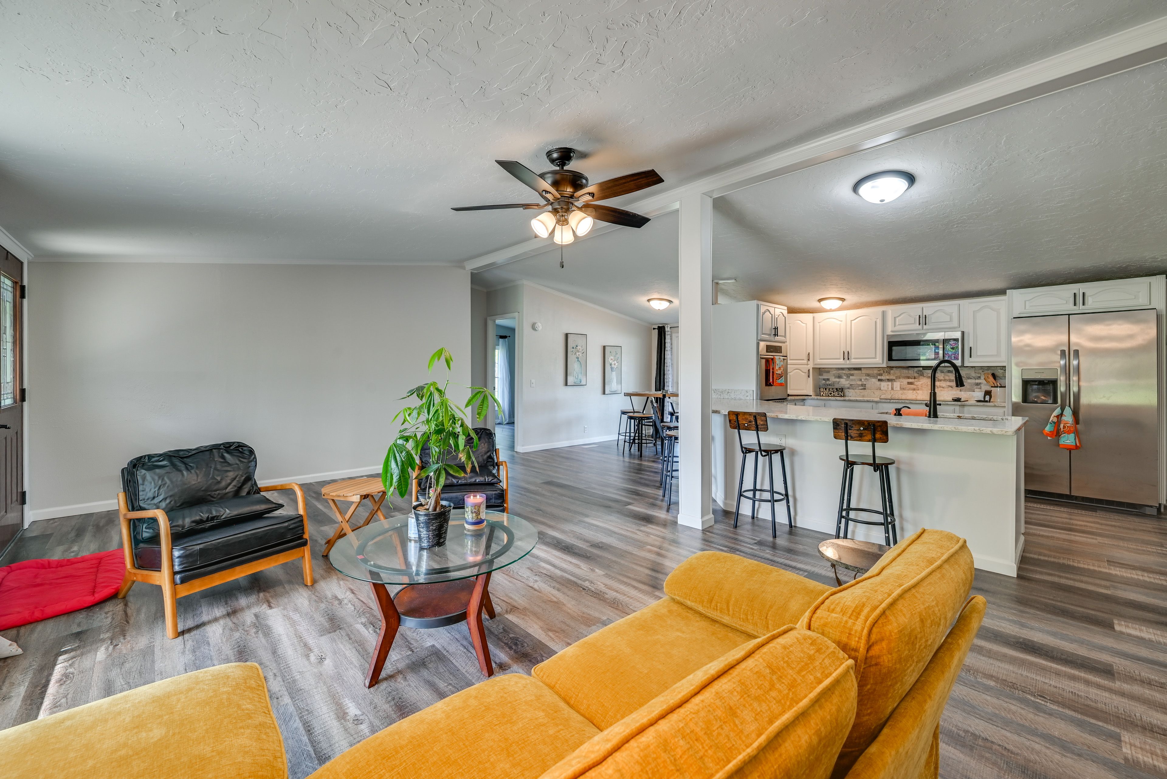 Living Room | Full Sleeper Sofa | Free WiFi | Central A/C