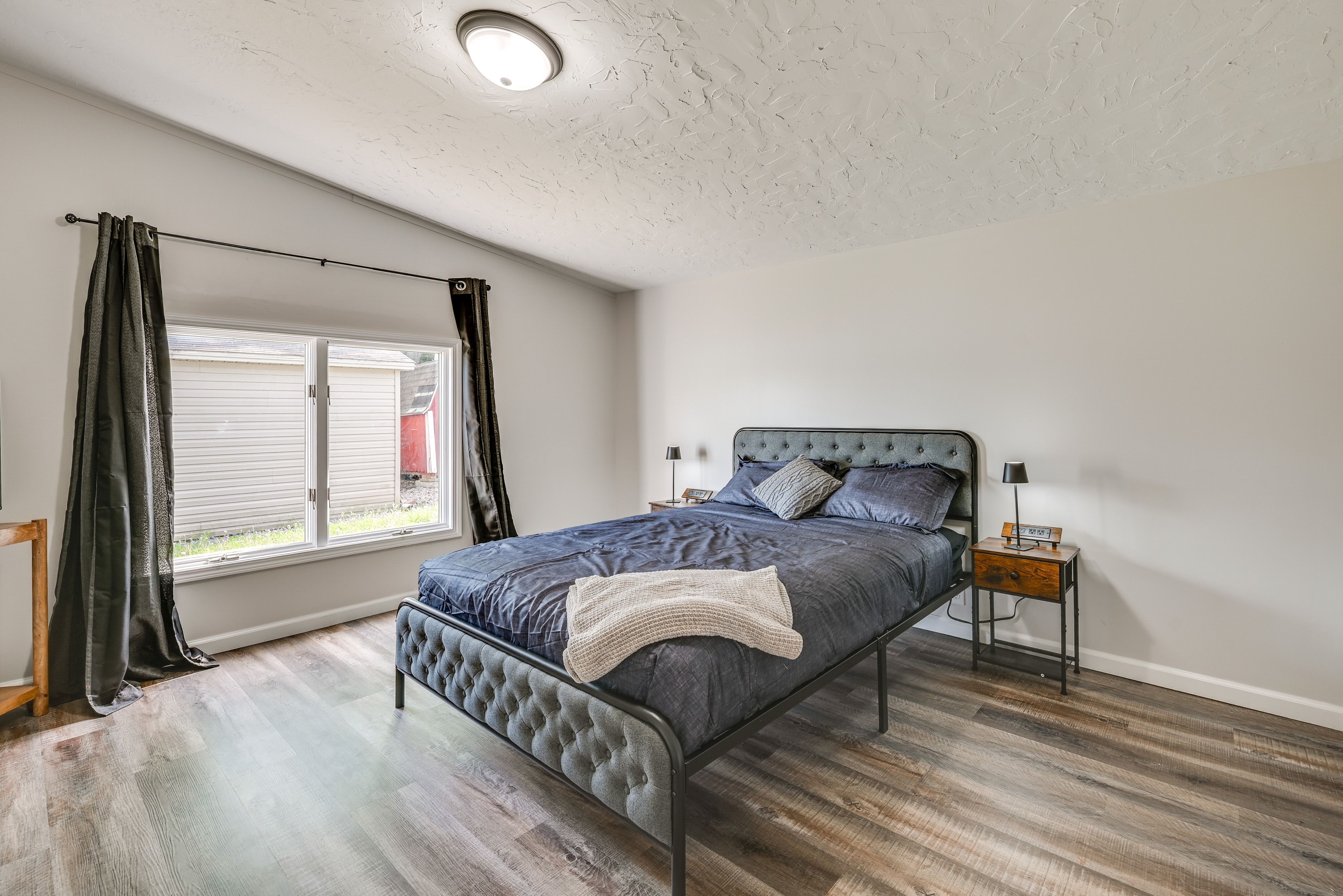 Bedroom 1 | Queen Bed