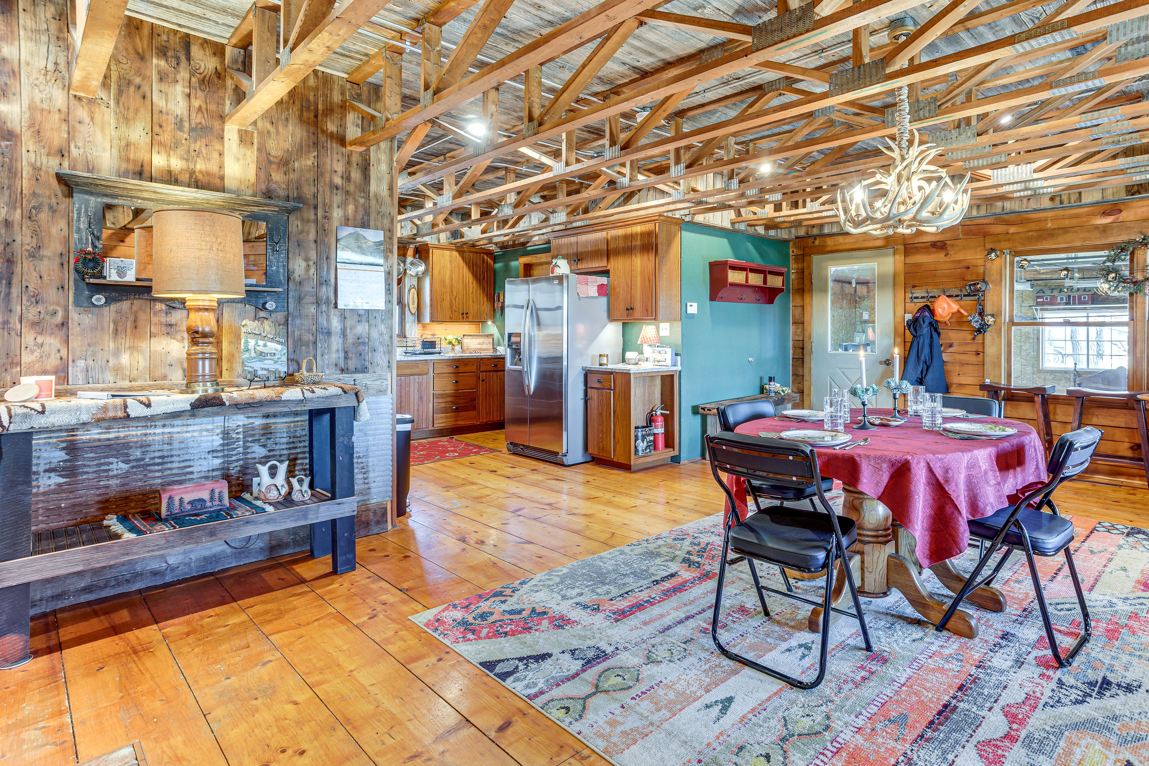 Dining Area | Dishware/Flatware Provided | 1st Floor