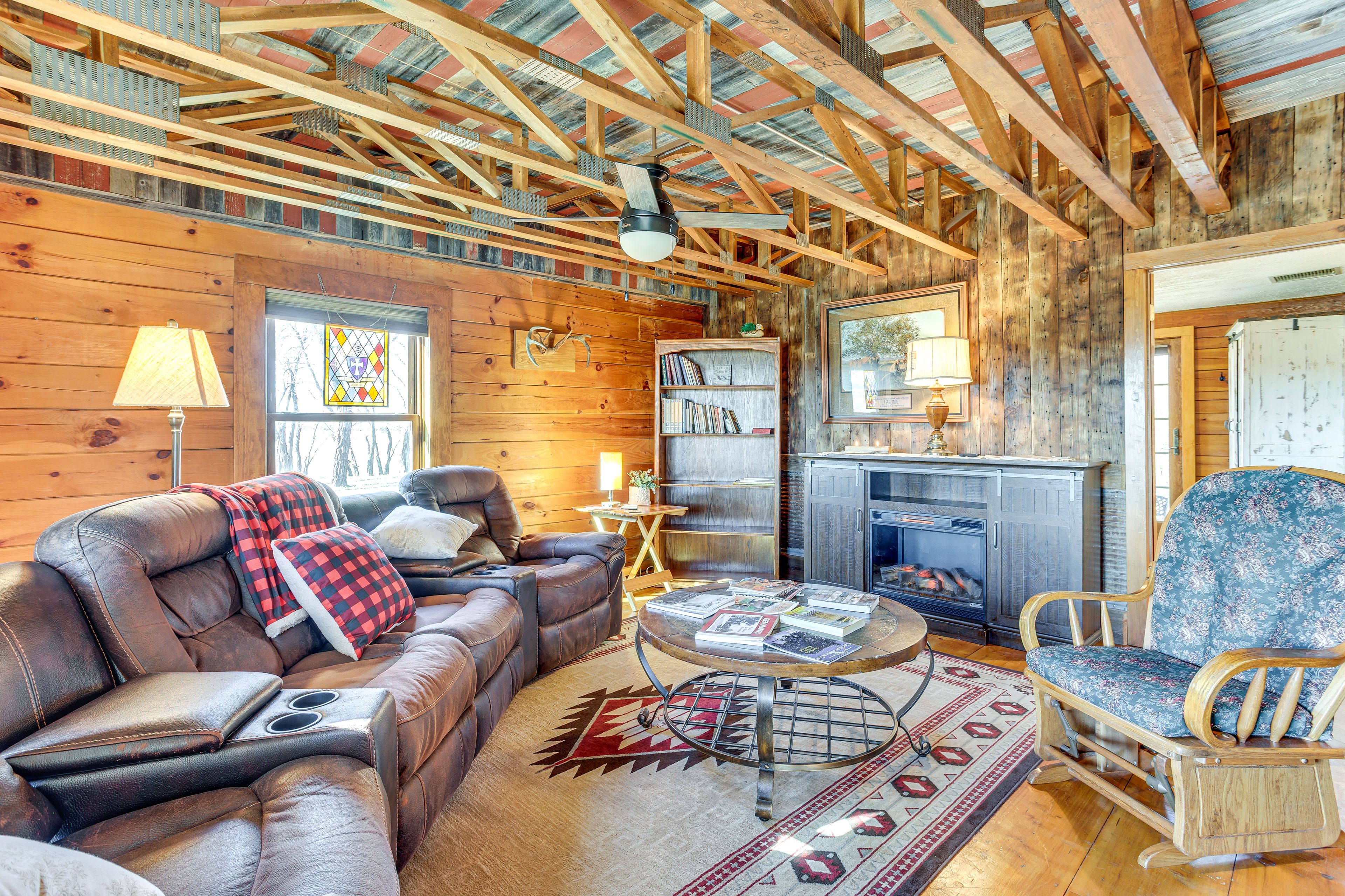 Living Room | Free WiFi | Central Heating & A/C | Smart TV | 1st Floor