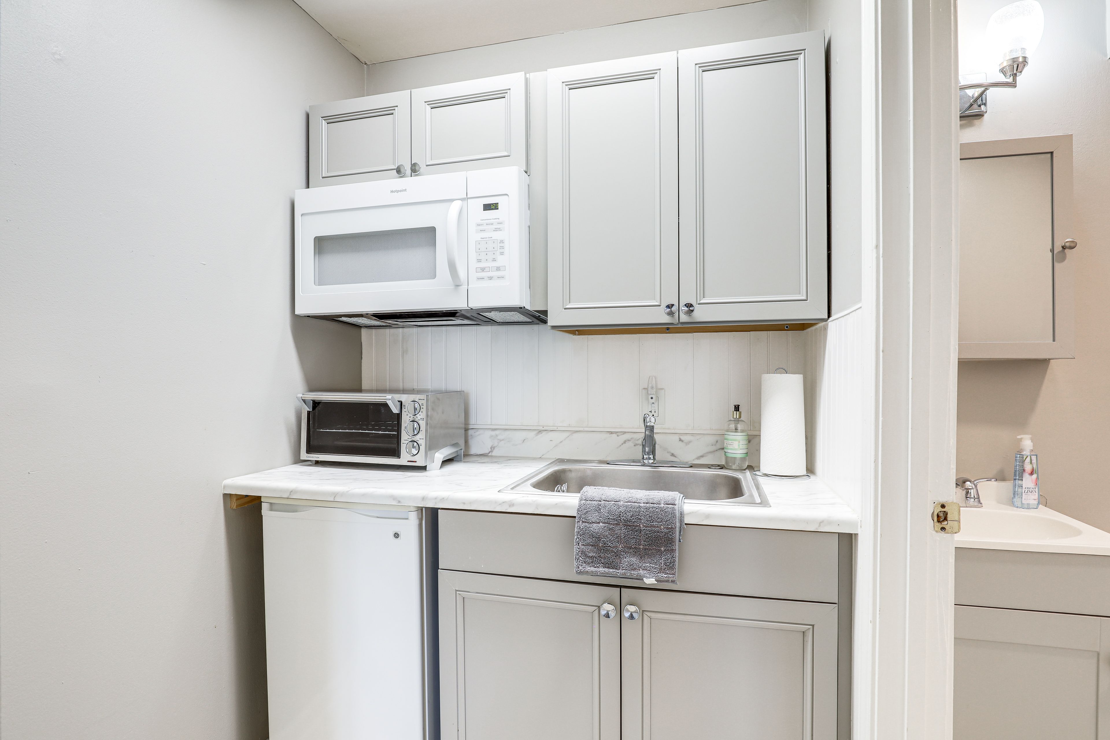 Kitchenette | Keurig | Hot Plate