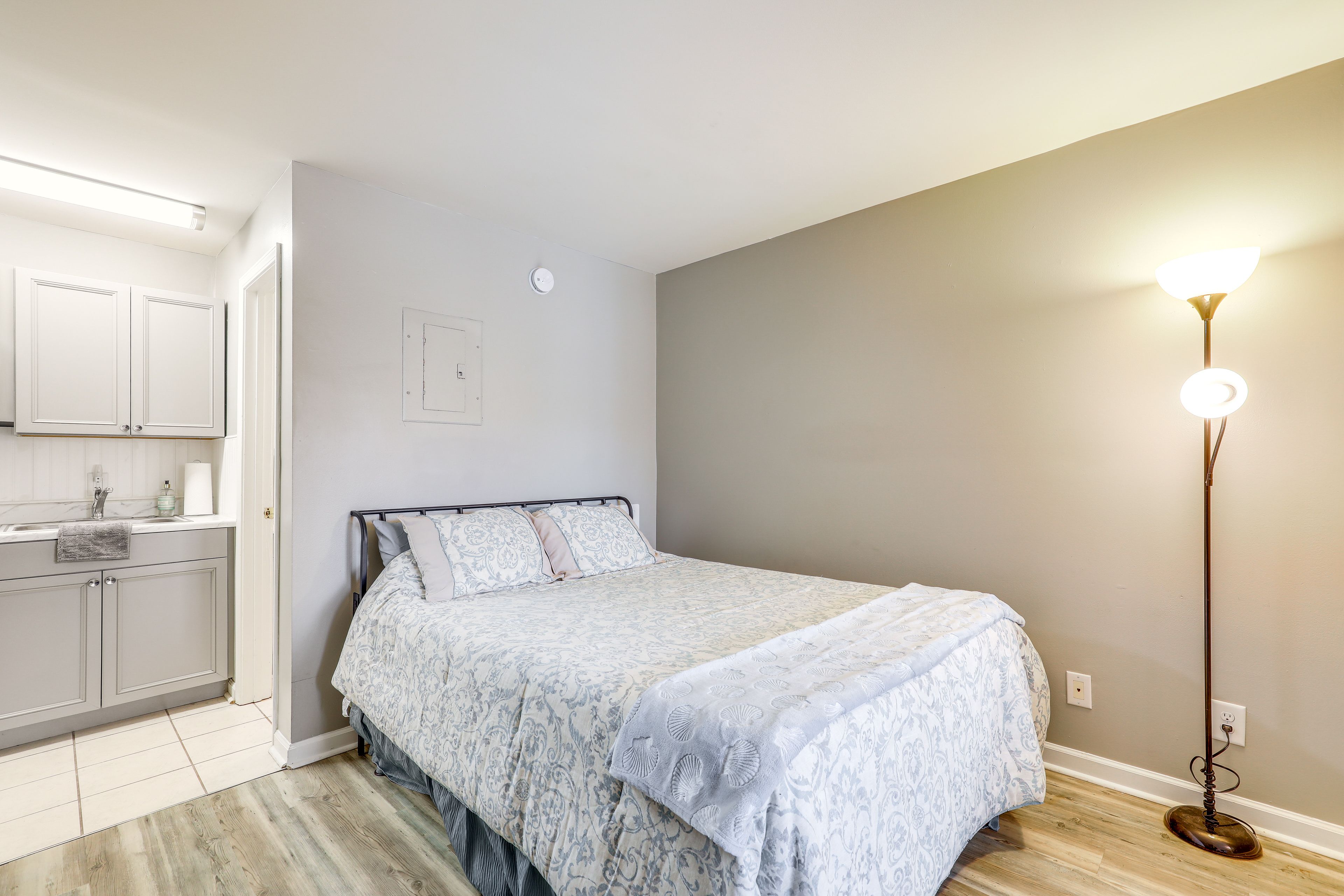 Studio | Queen Bed